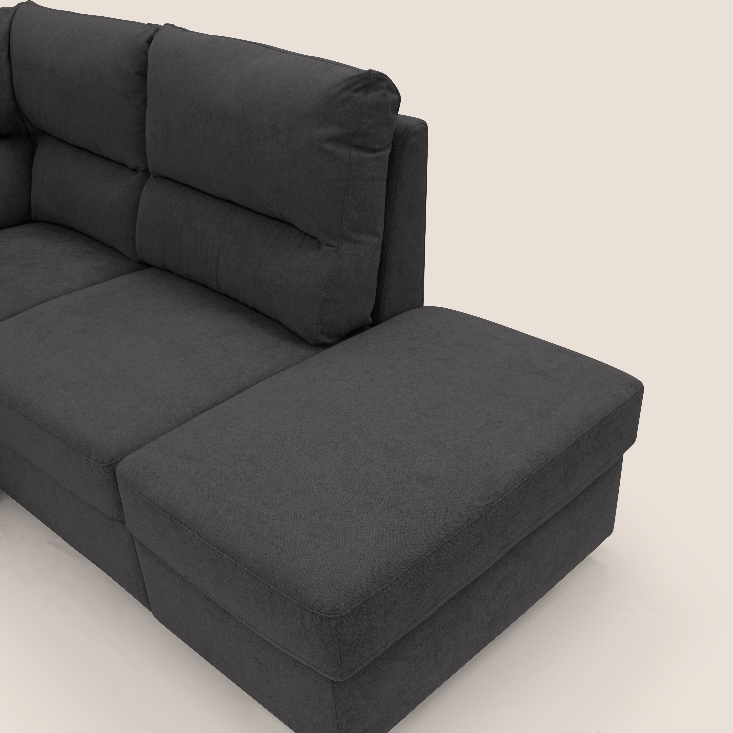Minerva divano angolare con estraibile a cassettone e pouf contenitore in tessuto morbido impermeabile T02 nero - divani.store