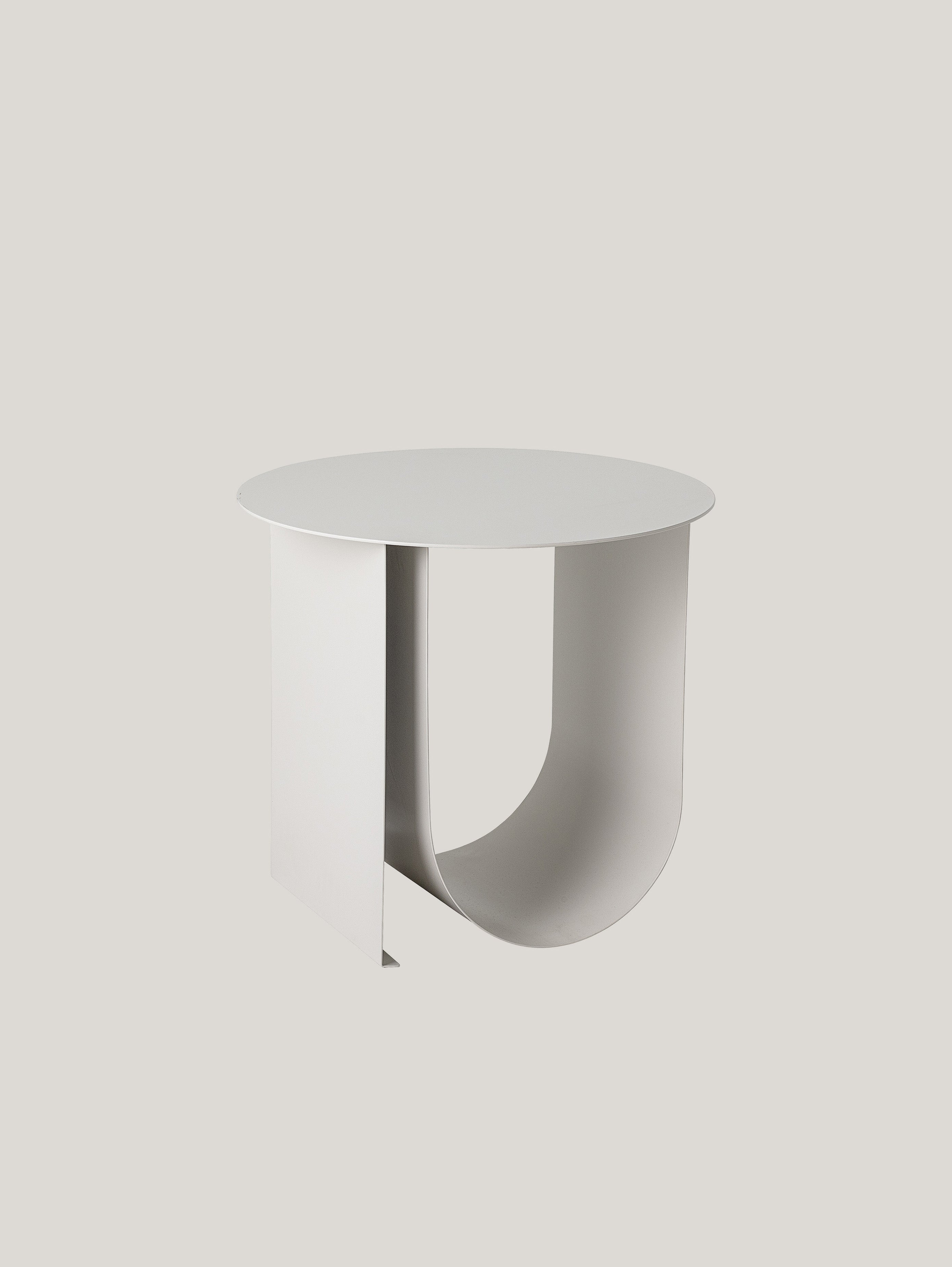 Cher tavolino scandinavo in metallo con spazio portariviste grigio chiaro - divani.store