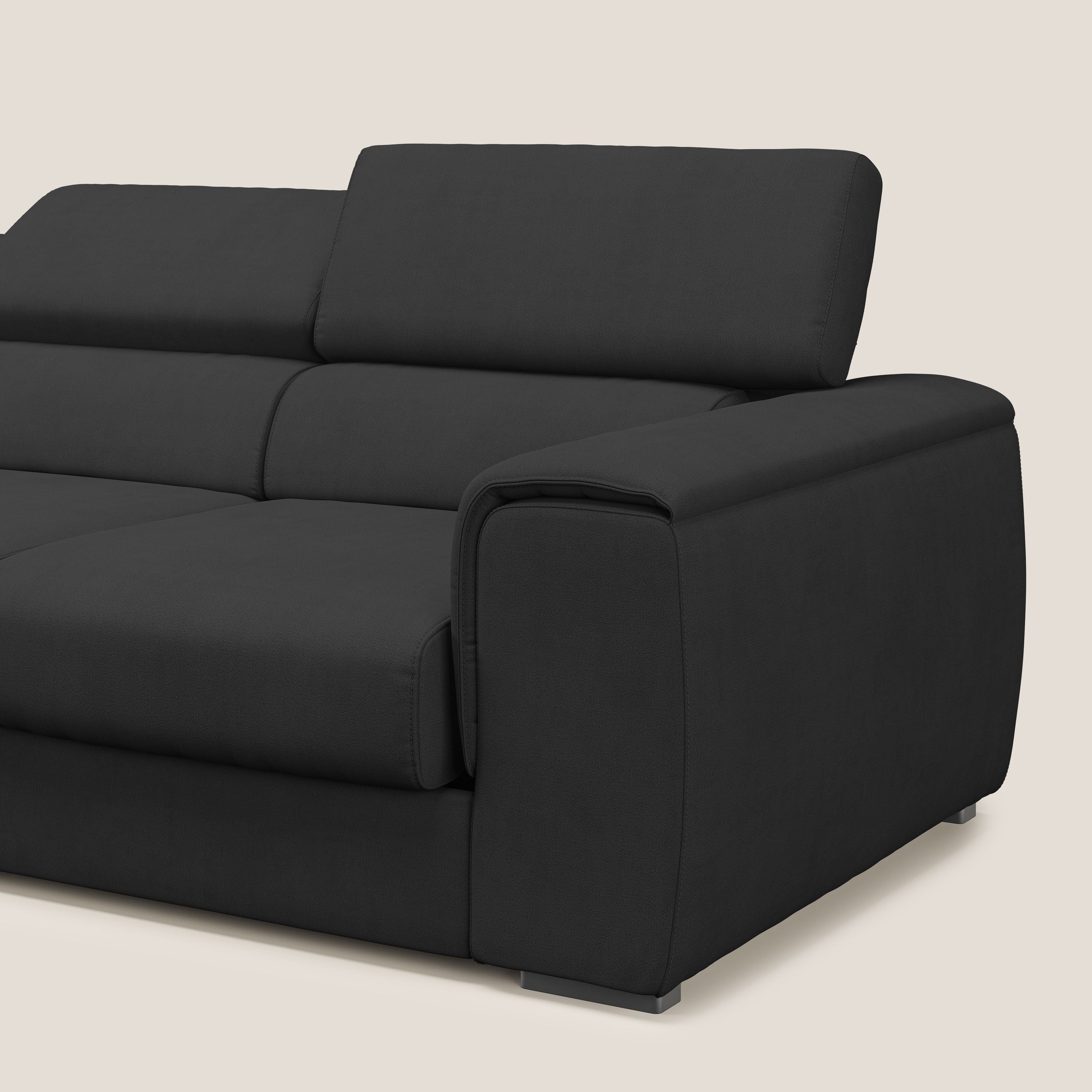 Zeno Divano con pouf estraibile poggiapiedi a 3 sedute in tessuto morbido impermeabile T02 nero - divani.store