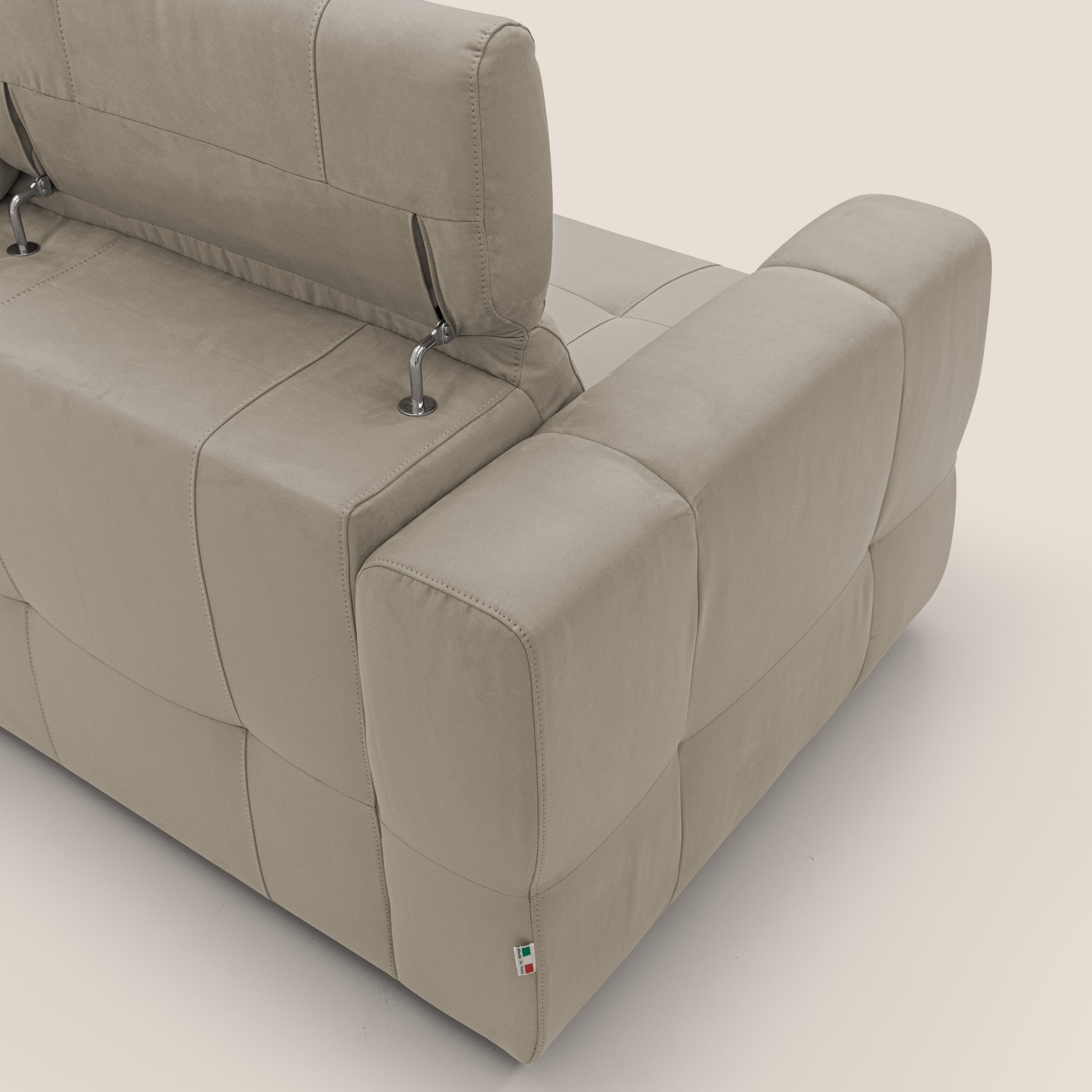 Kronos Divano angolare con poggiapiedi estraibile e pouf contenitore mobile in microfibra impermeabile T11 tortora - divani.store