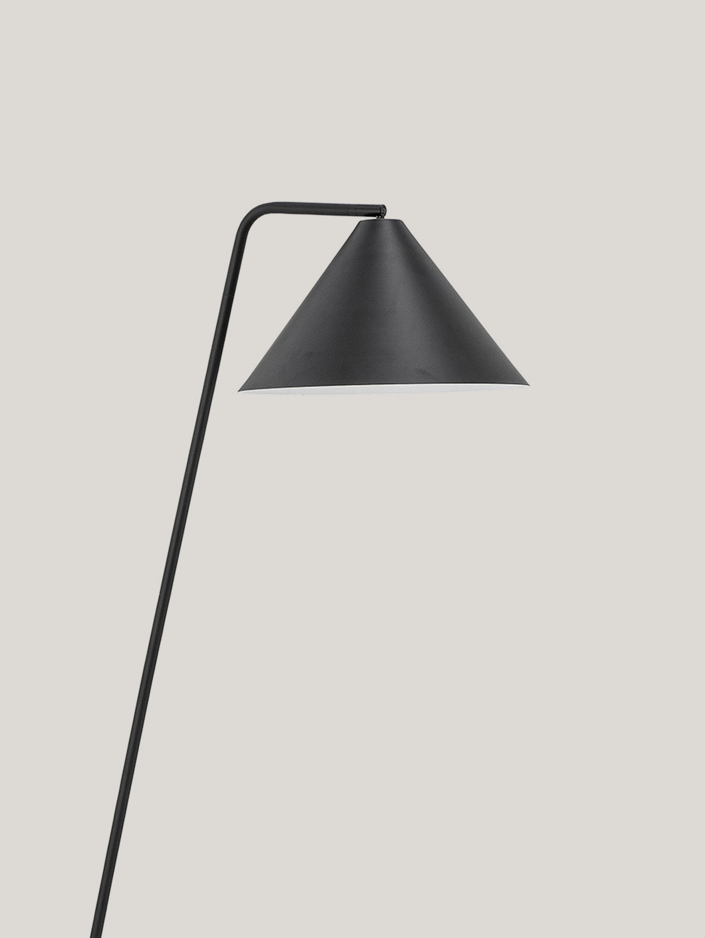 Latisha lampada da terra dallo stile nordico in metallo nero - divani.store