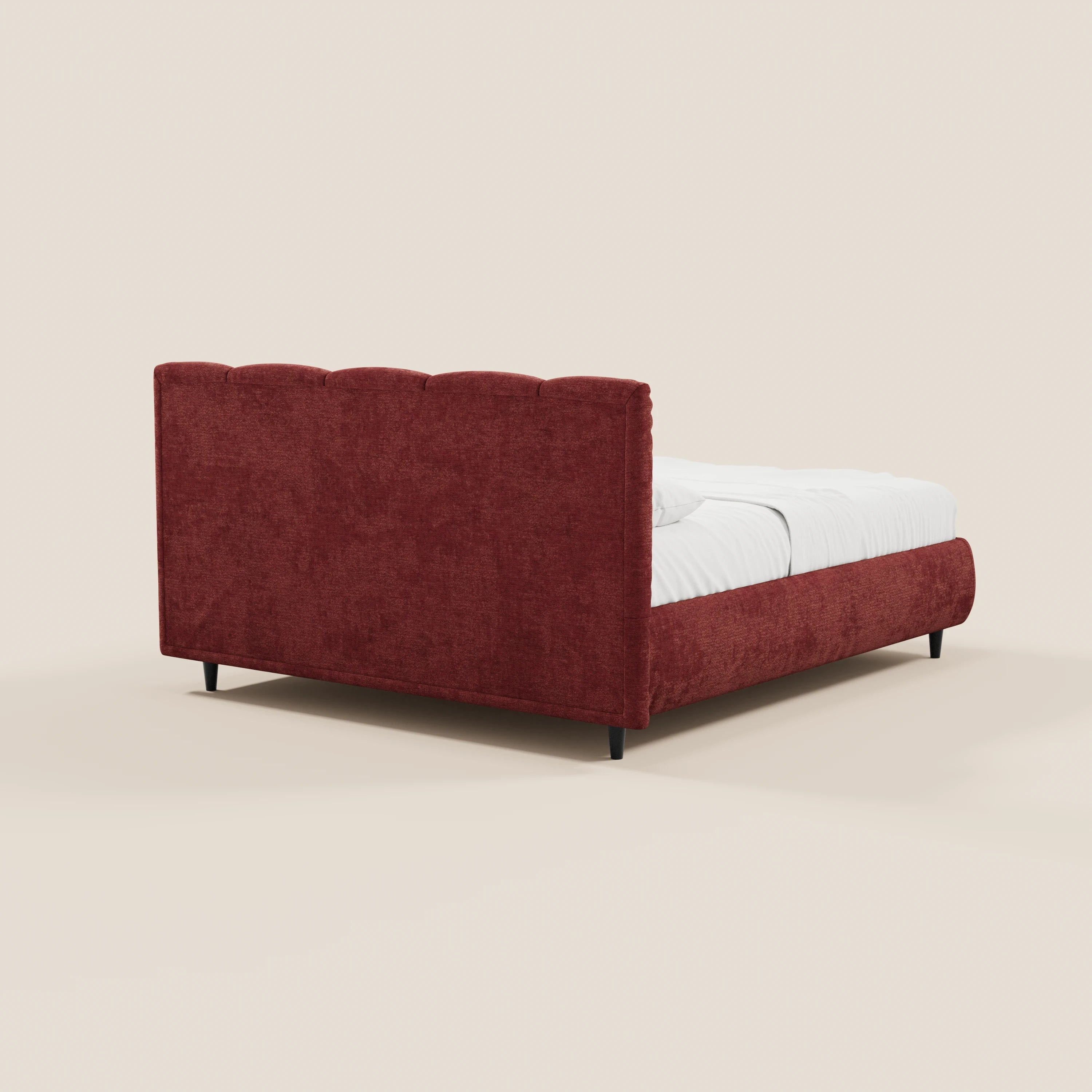 Il letto imbottito ARKAM di Letti.store presenta una testiera in tessuto Oeko-Tex® con cuciture verticali e una base contenitore. Il suo design shabby chic risalta sullo sfondo beige a tinta unita, offrendo un look contemporaneo e raffinato grazie alla biancheria da letto bianca e alle sottili gambe nere.