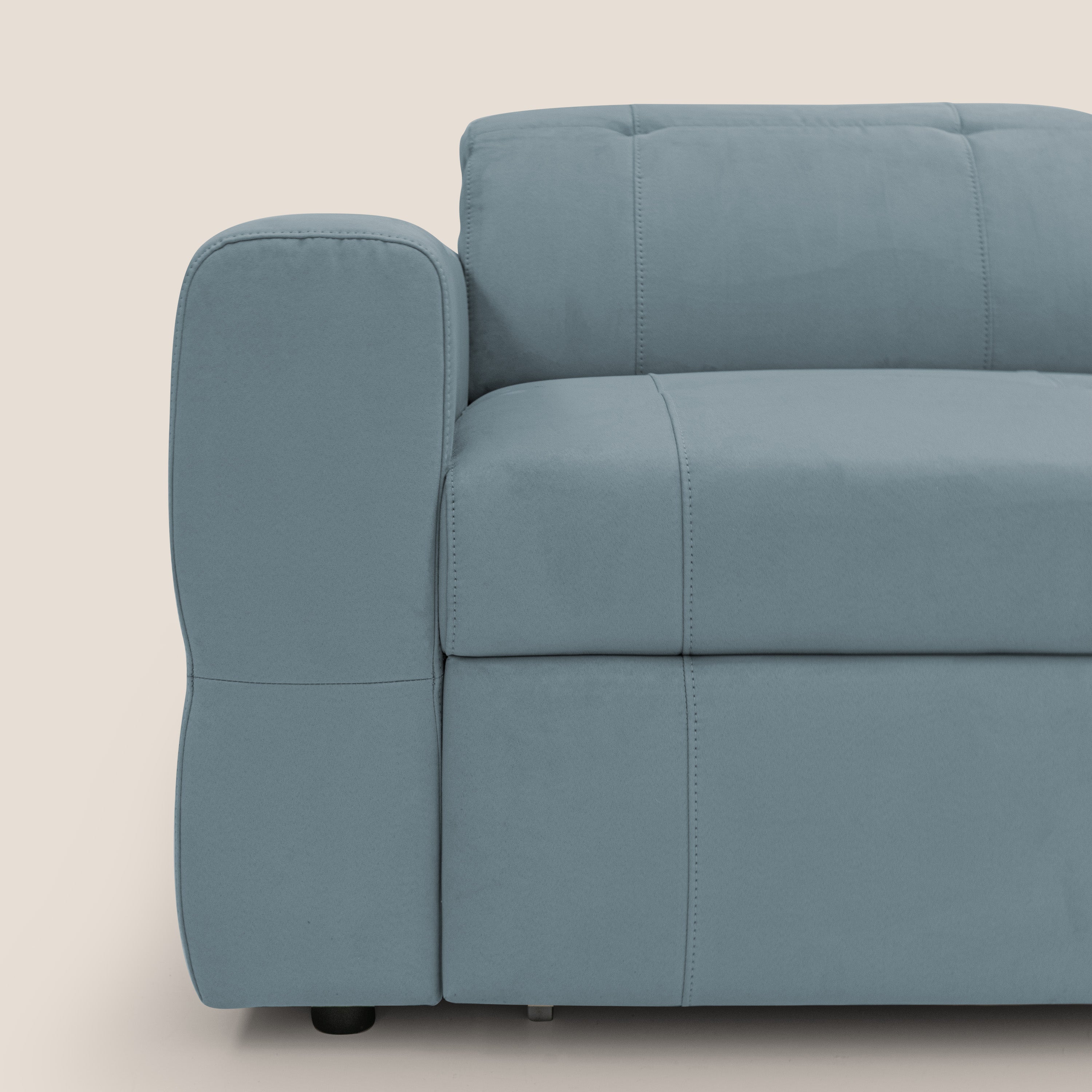 Kronos Divano angolare con poggiapiedi estraibile e pouf contenitore mobile in microfibra impermeabile T11 carta da zucchero - divani.store