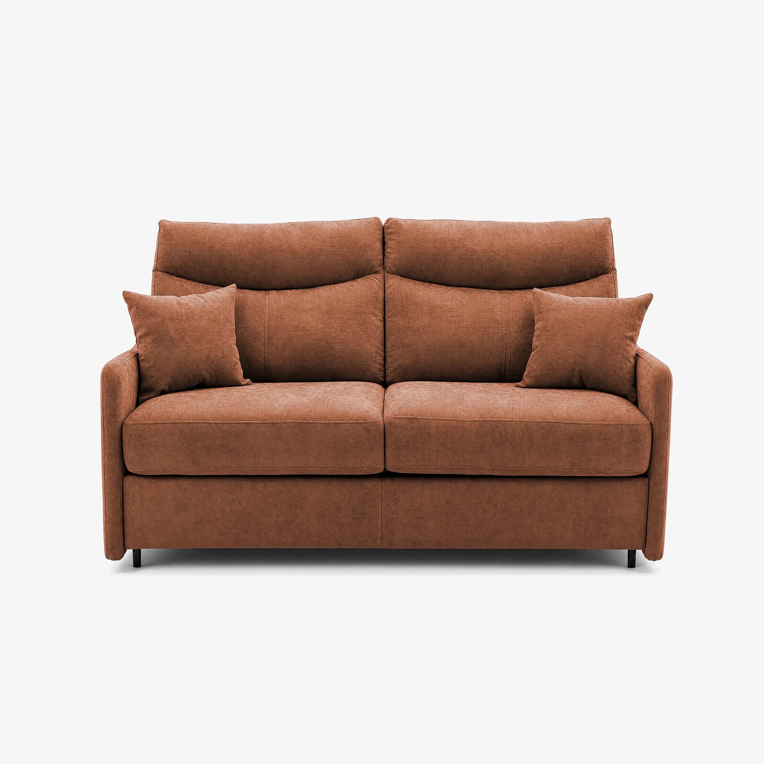 Il divano letto a 3 posti Lodovico di Divani.Store è realizzato in tessuto marrone antimacchia certificato Oeko-Tex, è dotato di due cuscini per la seduta e lo schienale, due cuscini rettangolari, braccioli dritti con portaguanciali e poggia su gambe corte su uno sfondo bianco a tinta unita.