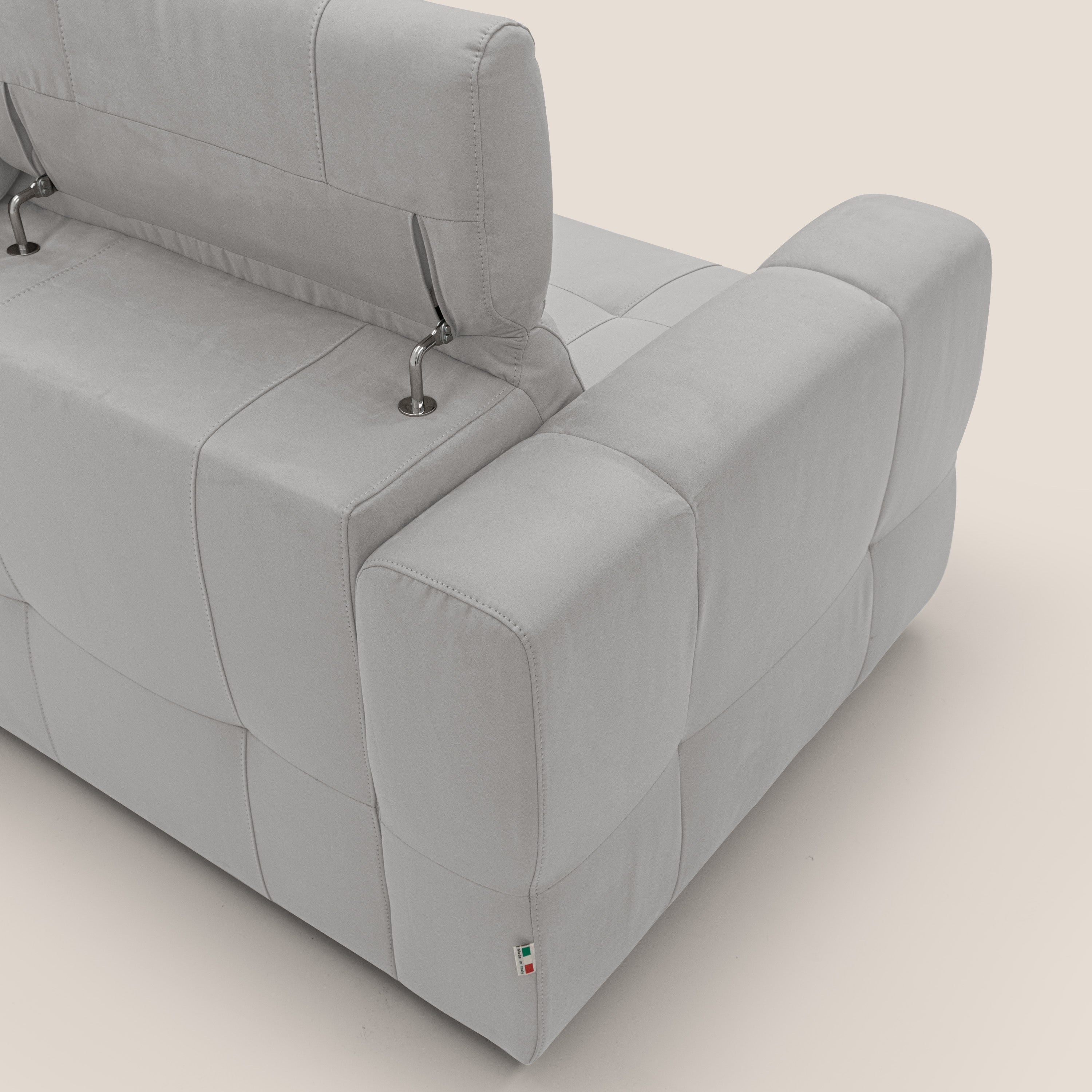 Kronos Divano angolare con poggiapiedi estraibile e pouf contenitore mobile in microfibra impermeabile T11 grigio chiaro - divani.store