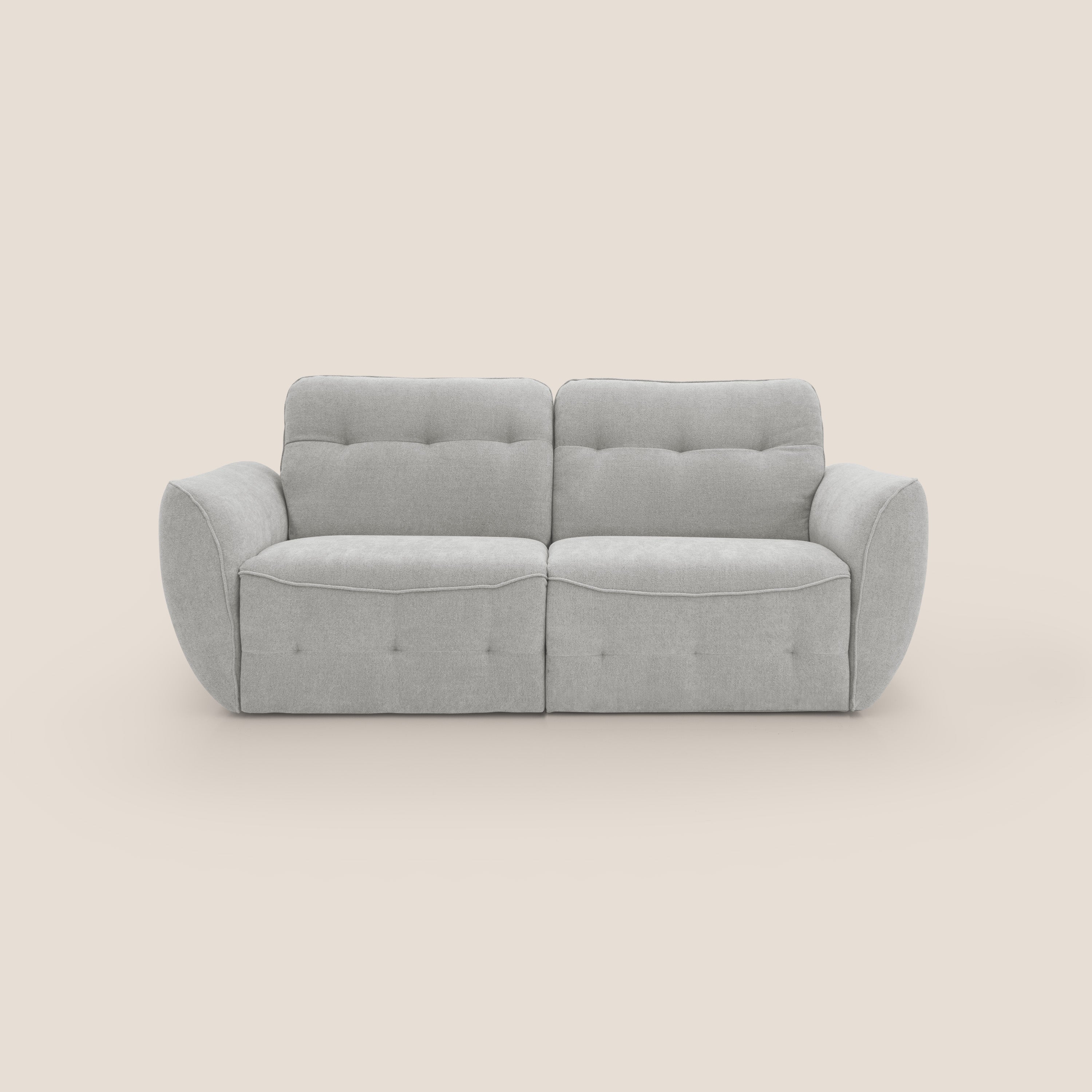 Il divano Cerbero 3 posti 208 cm di Divani.Store è caratterizzato da un morbido bouclé impermeabile grigio chiaro, da cuscini di seduta e di schienale trapuntati e da ampi braccioli in peluche. Il suo design moderno è invitante, qui presentato su uno sfondo beige.