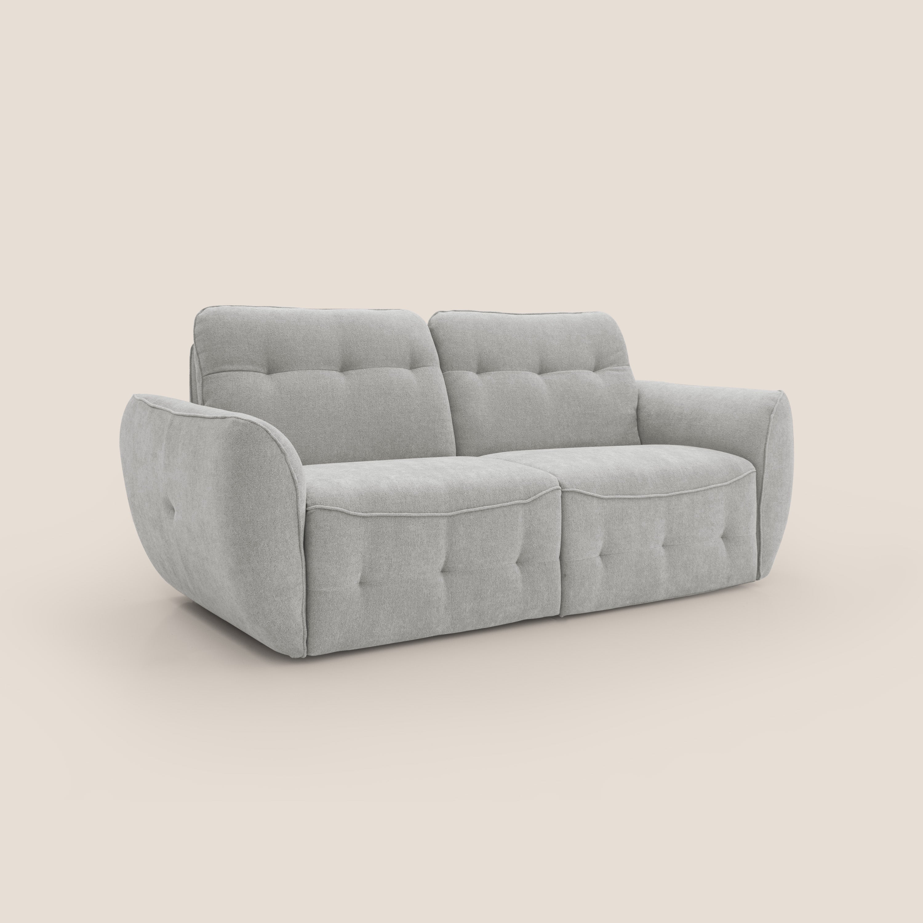 Il divano Cerbero 3 posti di Divani.Store è un moderno divano da 208 cm in morbido bouclé impermeabile T07 grigio chiaro. È caratterizzato da morbidi cuscini arrotondati, da due sezioni di seduta e schienale e da un sottile ciuffo, perfetto per uno spazio elegante e contemporaneo.