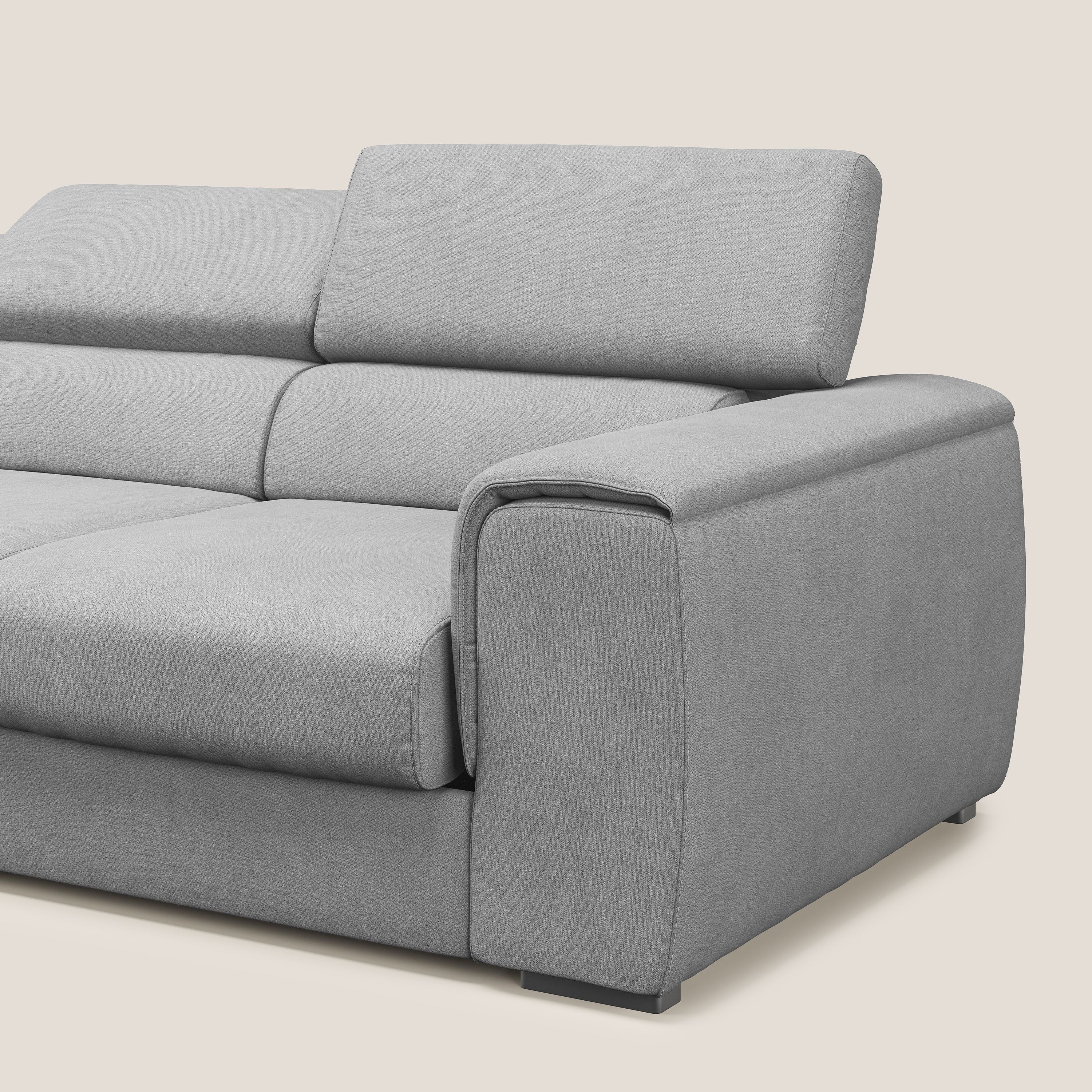 Zeno Divano con pouf estraibile poggiapiedi a 3 sedute in tessuto morbido impermeabile T02 grigio chiaro - divani.store