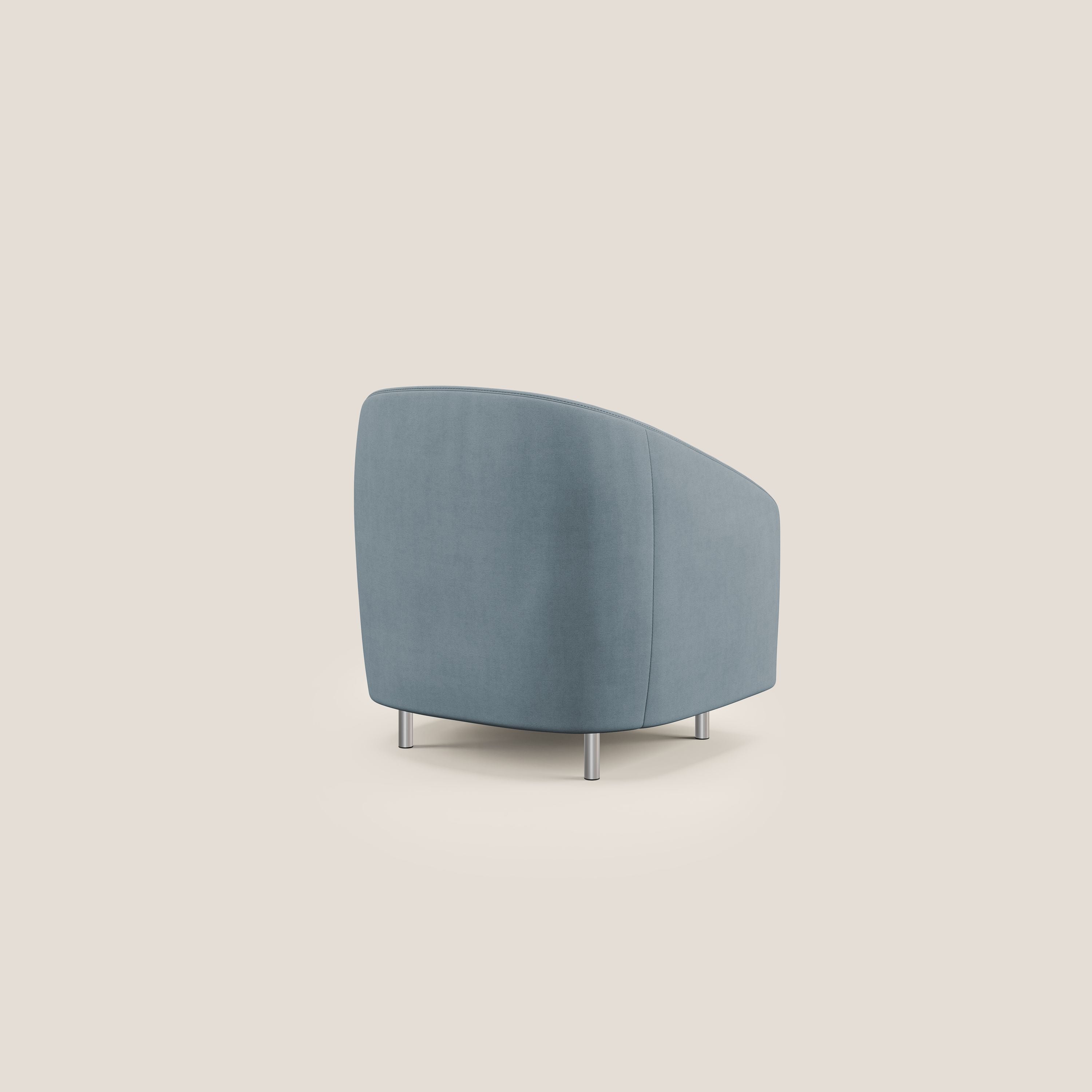 La poltroncina Sally di Divani.Store, in morbido tessuto impermeabile T02 carta da zucchero, è caratterizzata da spigoli arrotondati, design minimalista e quattro corte gambe cilindriche in metallo. In figura, dal lato posteriore, su uno sfondo bianco sporco.