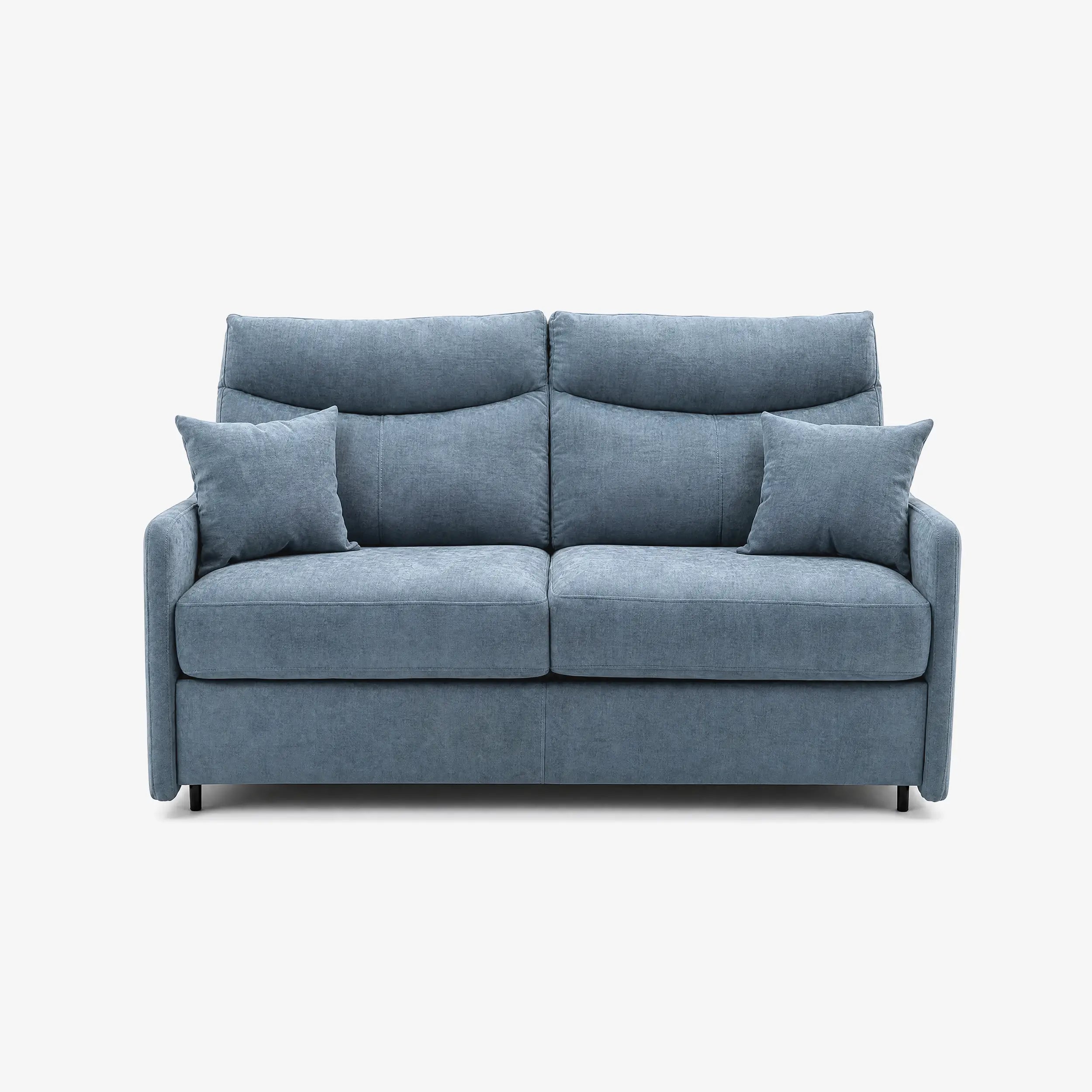 Il divano letto a 3 posti Lodovico di Divani.Store, realizzato in tessuto blu moderno Oeko-Tex resistente alle macchie, è dotato di due cuscini per la seduta e lo schienale, cuscini coordinati, braccioli dritti, portaguanciali e un materasso da 140x195x20 cm. Presentato su uno sfondo bianco a tinta unita.