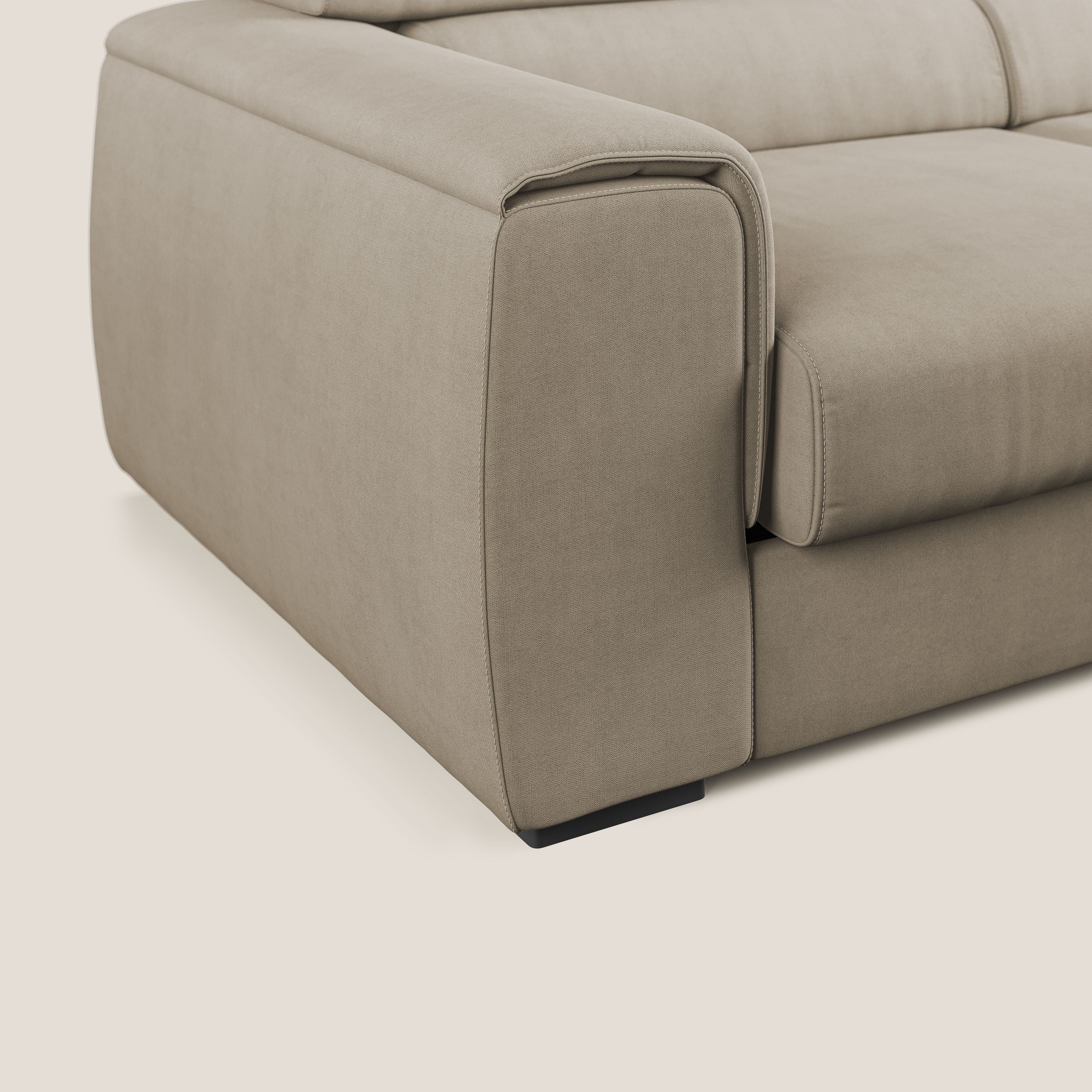 Zeno Divano angolare con pouf estraibile poggiapiedi in tessuto morbido impermeabile T02 beige - divani.store
