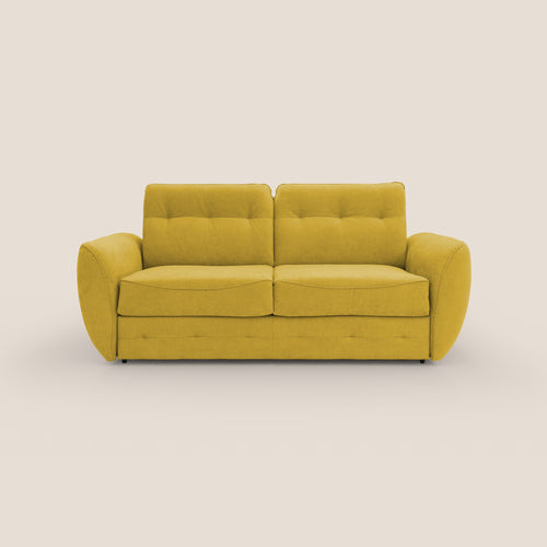 Lo Zeus Divano letto scandinavo di Divani.Store, caratterizzato da tessuto impermeabile giallo T02, due cuscini di seduta, cuscini di schienale trapuntati e ampi braccioli curvi, si distingue per il design raffinato su uno sfondo beige chiaro. Prodotto in Italia.