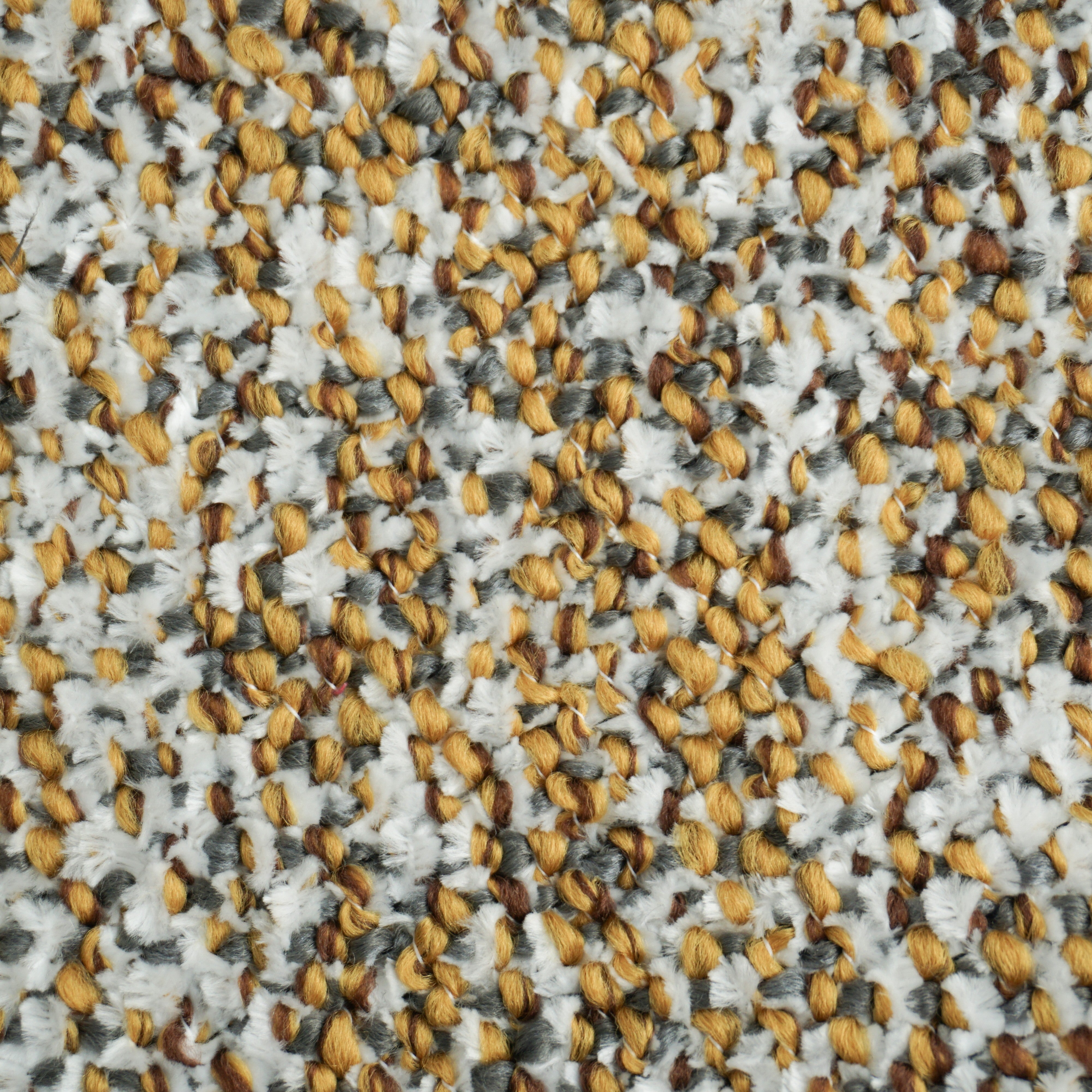 Primo piano di Personalizzazione in T29 di Divani.Store: un tappeto strutturato caratterizzato da un filato fitto e a maglie larghe nei colori bianco, giallo senape, marrone e grigio. Il filato denso crea una superficie morbida e felpata con un aspetto maculato e multicolore.