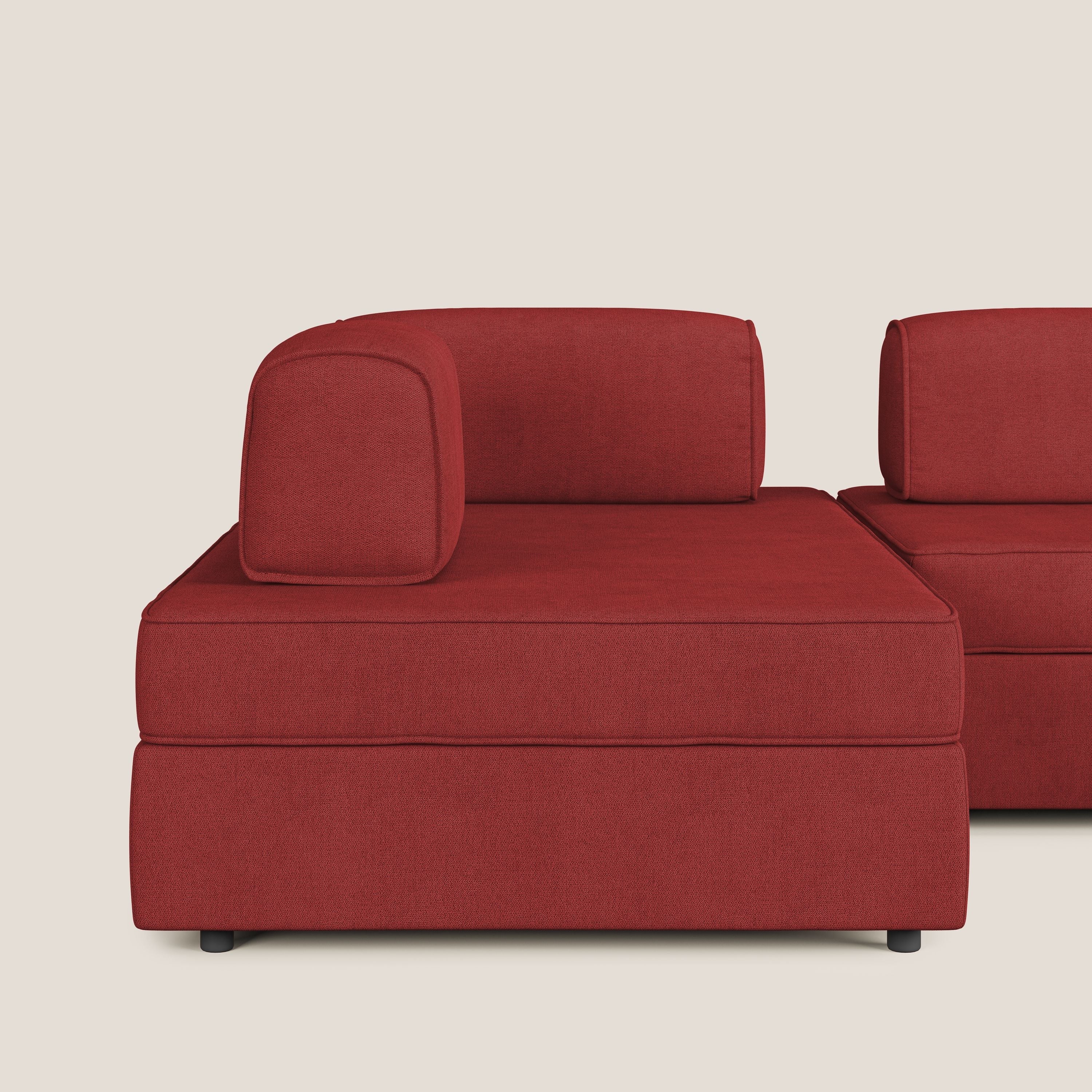Liberty divano panoramico con pouf estraibile e schienali movibili in tessuto morbido impermeabile T02 rosso - divani.store