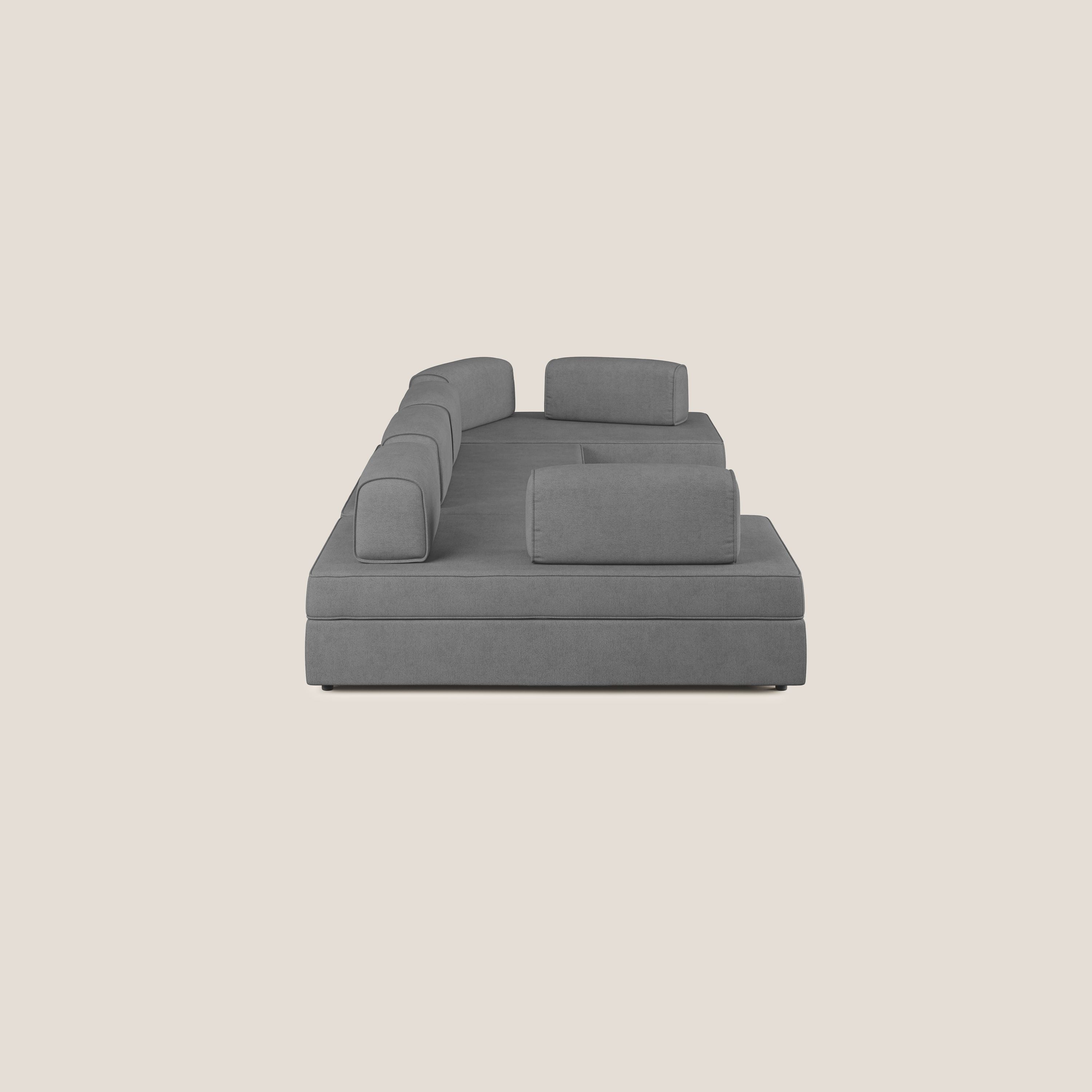 Liberty divano panoramico con pouf estraibile e schienali movibili in tessuto morbido impermeabile T02 grigio - divani.store