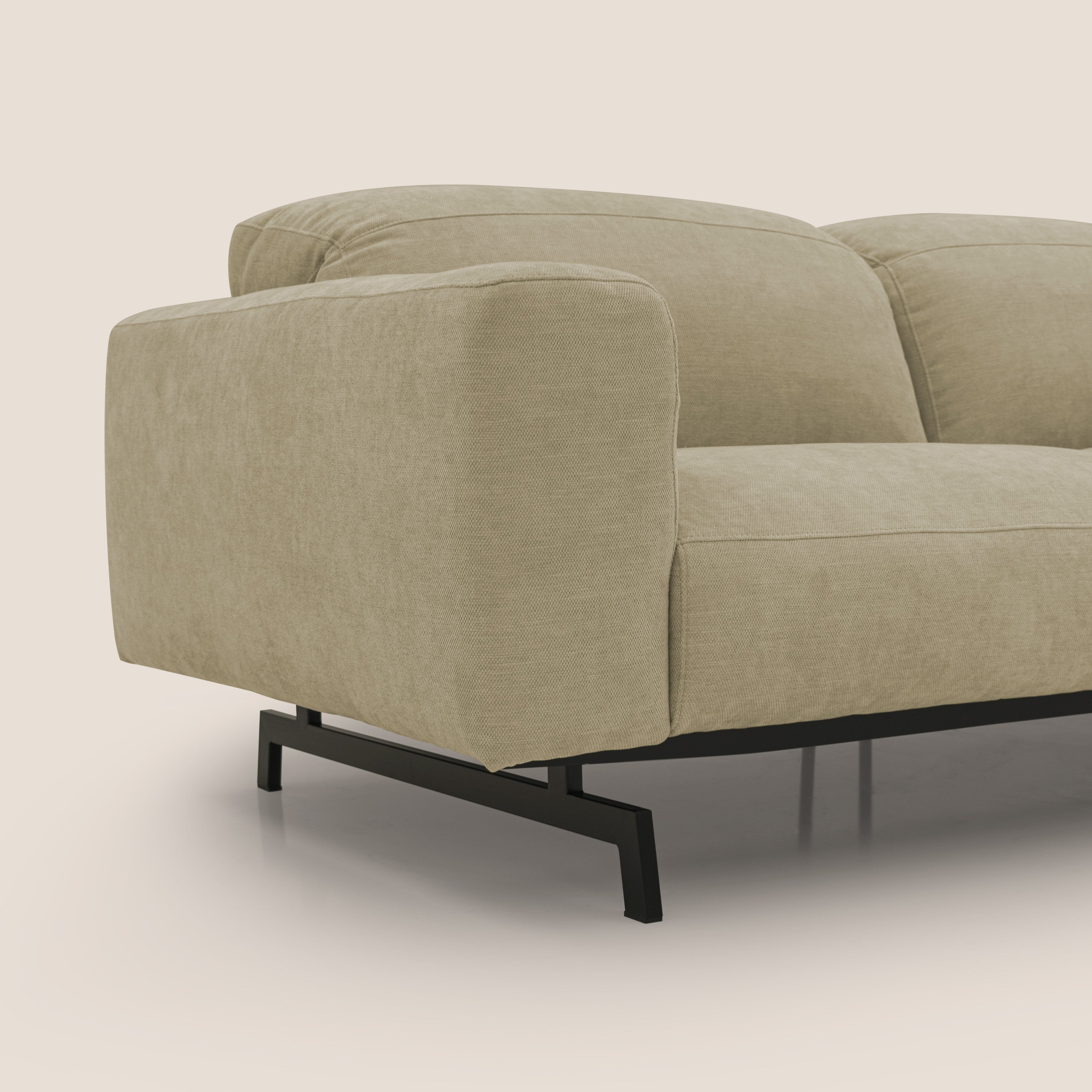 Il divano Sakura in piuma d'oca di Divani.Store è un divano modulare beige in morbido tessuto impermeabile T14 fiammato, con braccioli quadrati e cuscini in memory foam. Solo il lato sinistro e parte della seduta sono mostrati su uno sfondo chiaro.