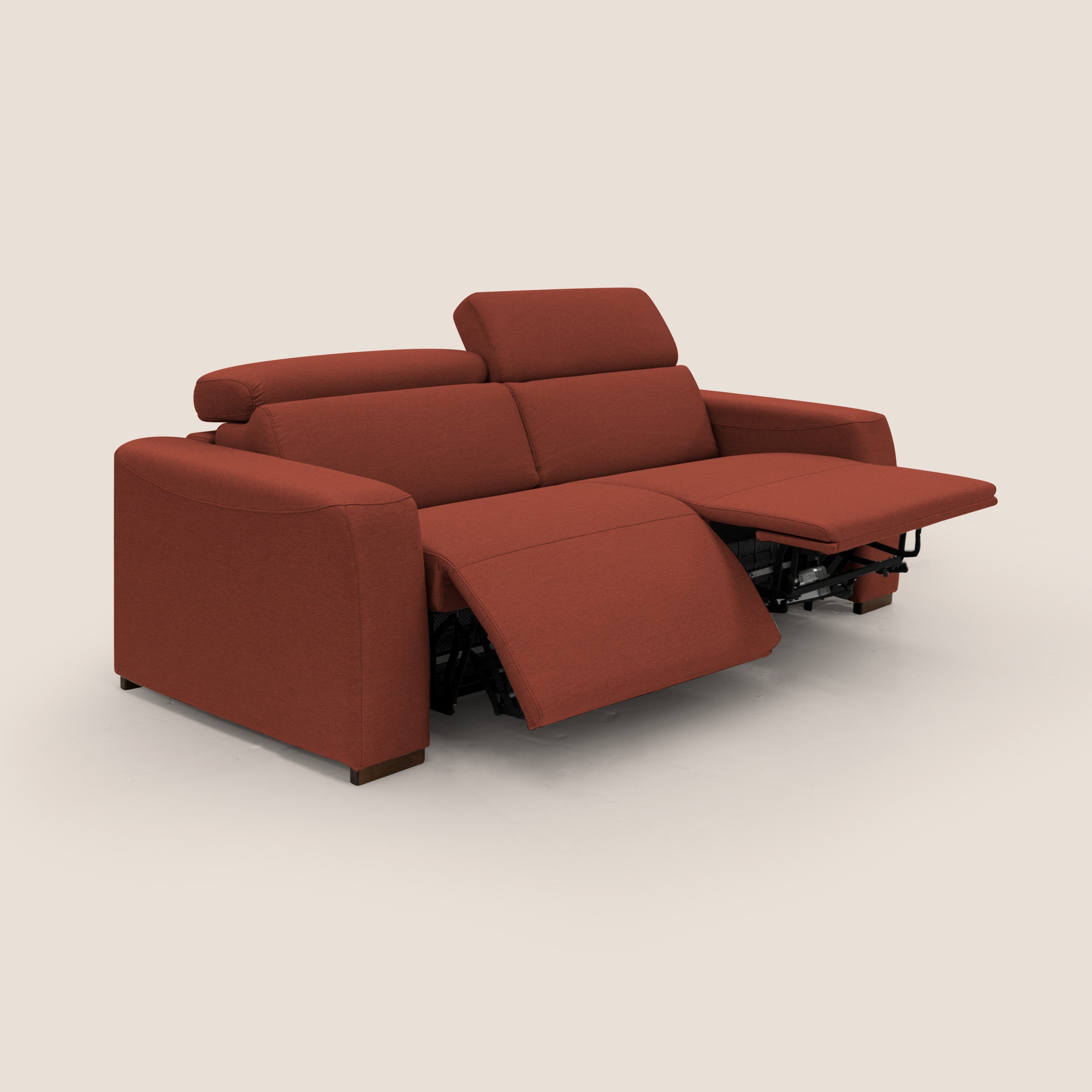 Il divano letto Poseidon + relax elettrico di Divani.Store è presentato in tessuto impermeabile antimacchia T05 rosso, con due poggiapiedi estesi, un poggiatesta sollevato, ampi braccioli curvi e meccanismi di reclinazione in metallo su sfondo beige.