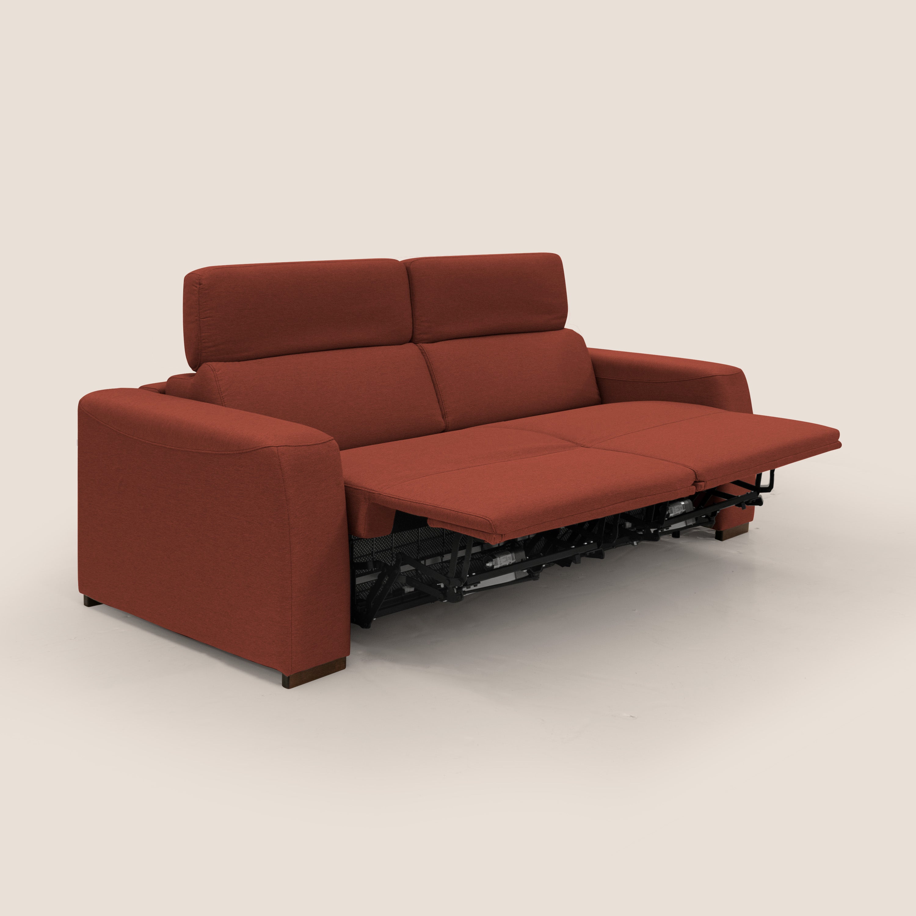 Il divano letto Poseidon + relax elettrico di Divani.Store, in tessuto rosso T05 impermeabile e antimacchia, è caratterizzato da spessi cuscini e ampi braccioli, raffigurato reclinato con poggiapiedi fuori e seduta sollevata su sfondo beige.
