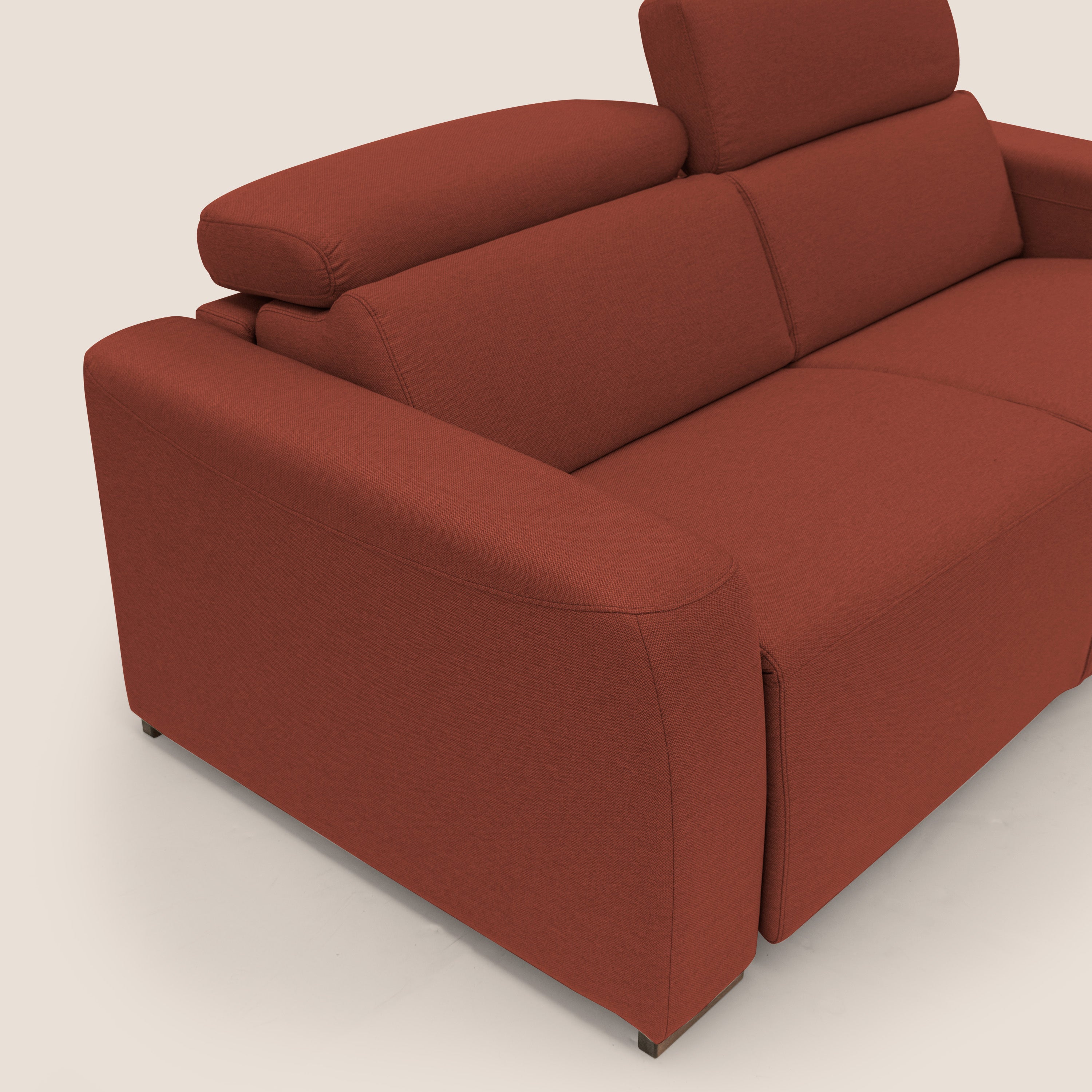 Il divano letto Poseidon di Divani.Store è dotato di sistema relax elettrico, braccioli morbidi e ampi, poggiatesta regolabili e linee pulite in tessuto smacchiabile impermeabile T05 rosso. Morbido e moderno, poggia su piccole gambe quadrate scure.