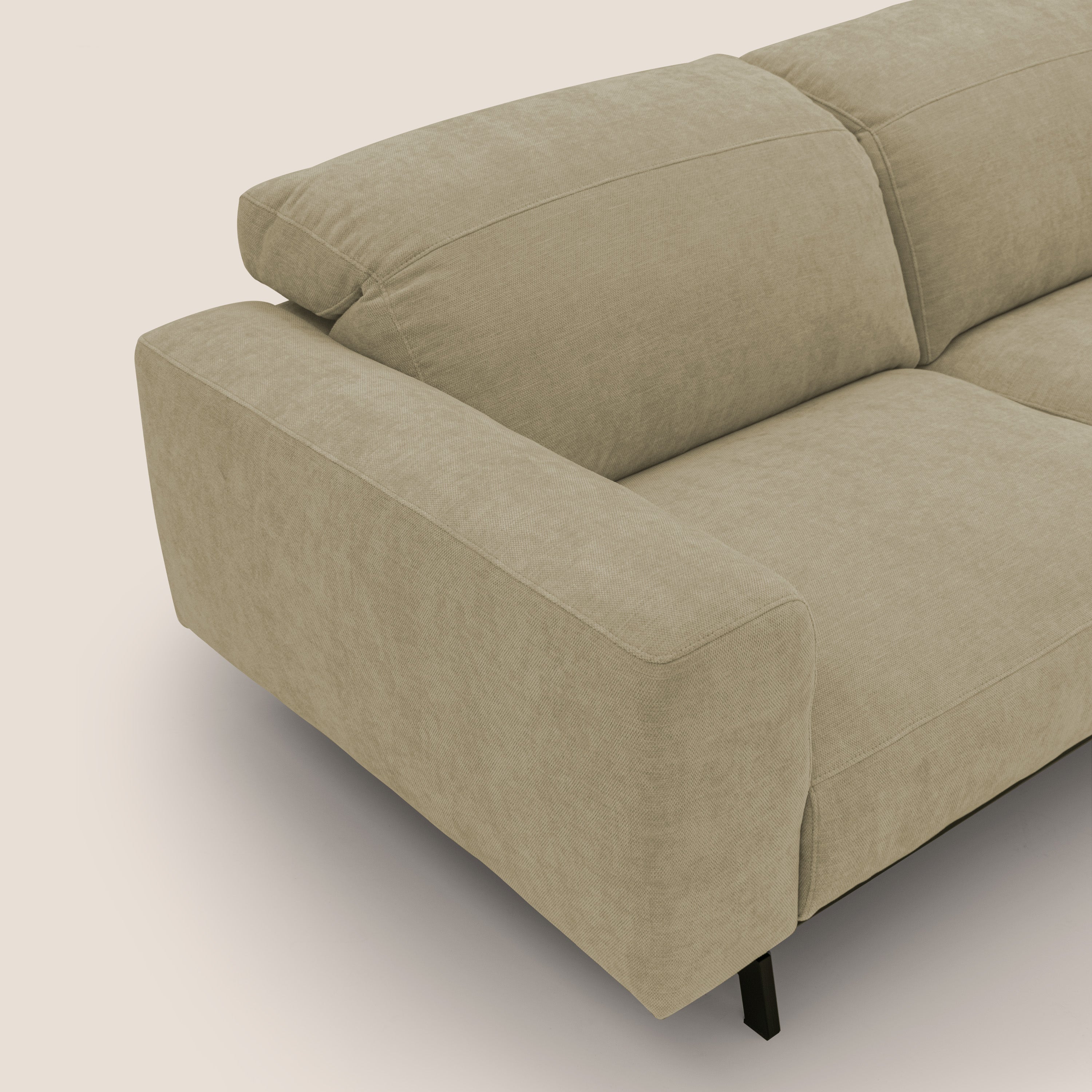 Il divano Sakura in piuma d'oca di Divani.Store è un divano modulare beige in morbido tessuto T14 resistente all'acqua, con cuscini morbidi, ampio bracciolo e sottili gambe in metallo nero. Design moderno; è mostrata solo una sezione del divano.