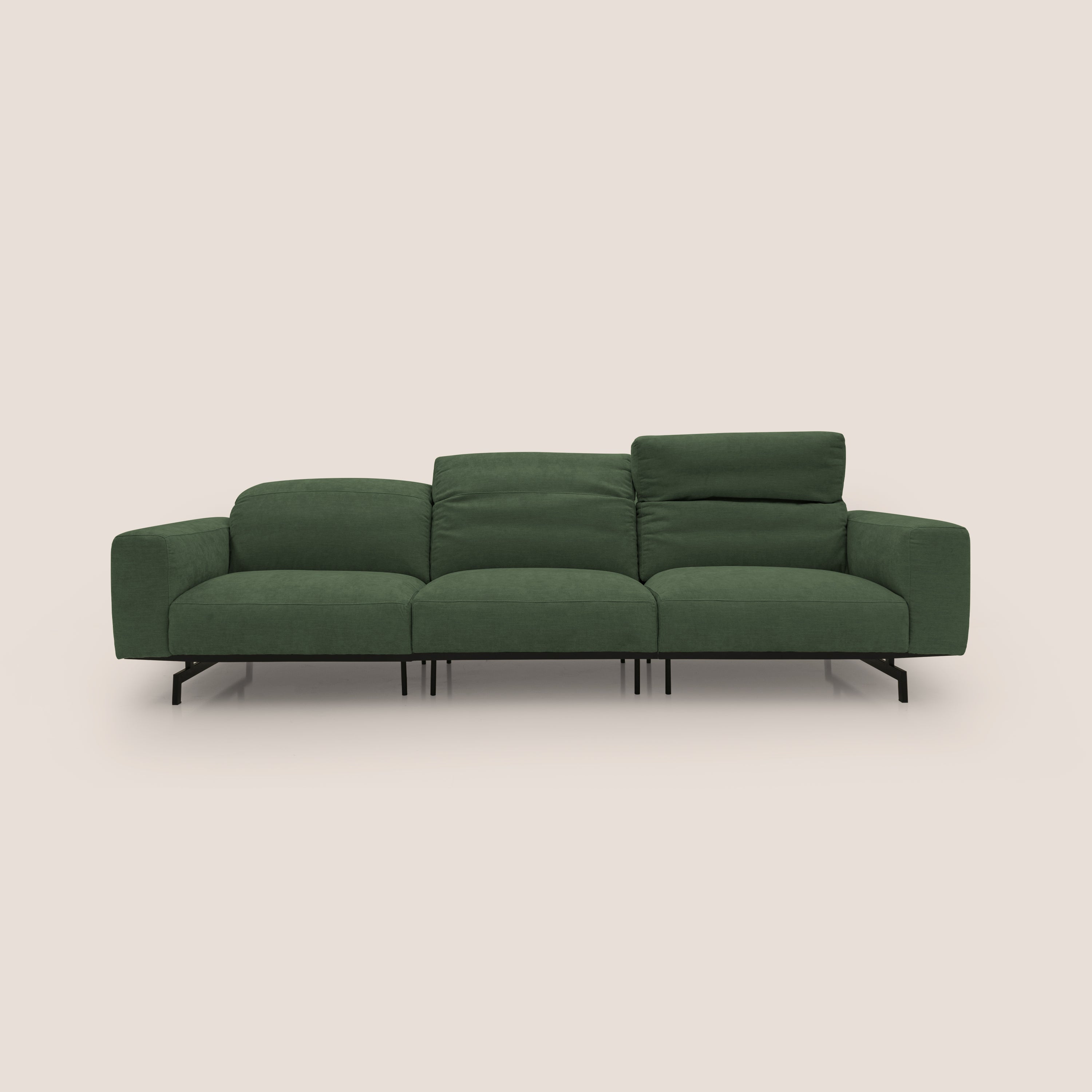 Il divano Sakura in piuma d'oca modulare a 3 sedute di Divani.Store, in tessuto fiammato impermeabile T14 verde, presenta tre ampie sedute e gambe in metallo nero. Il poggiatesta destro è sollevato su uno sfondo beige minimalista.