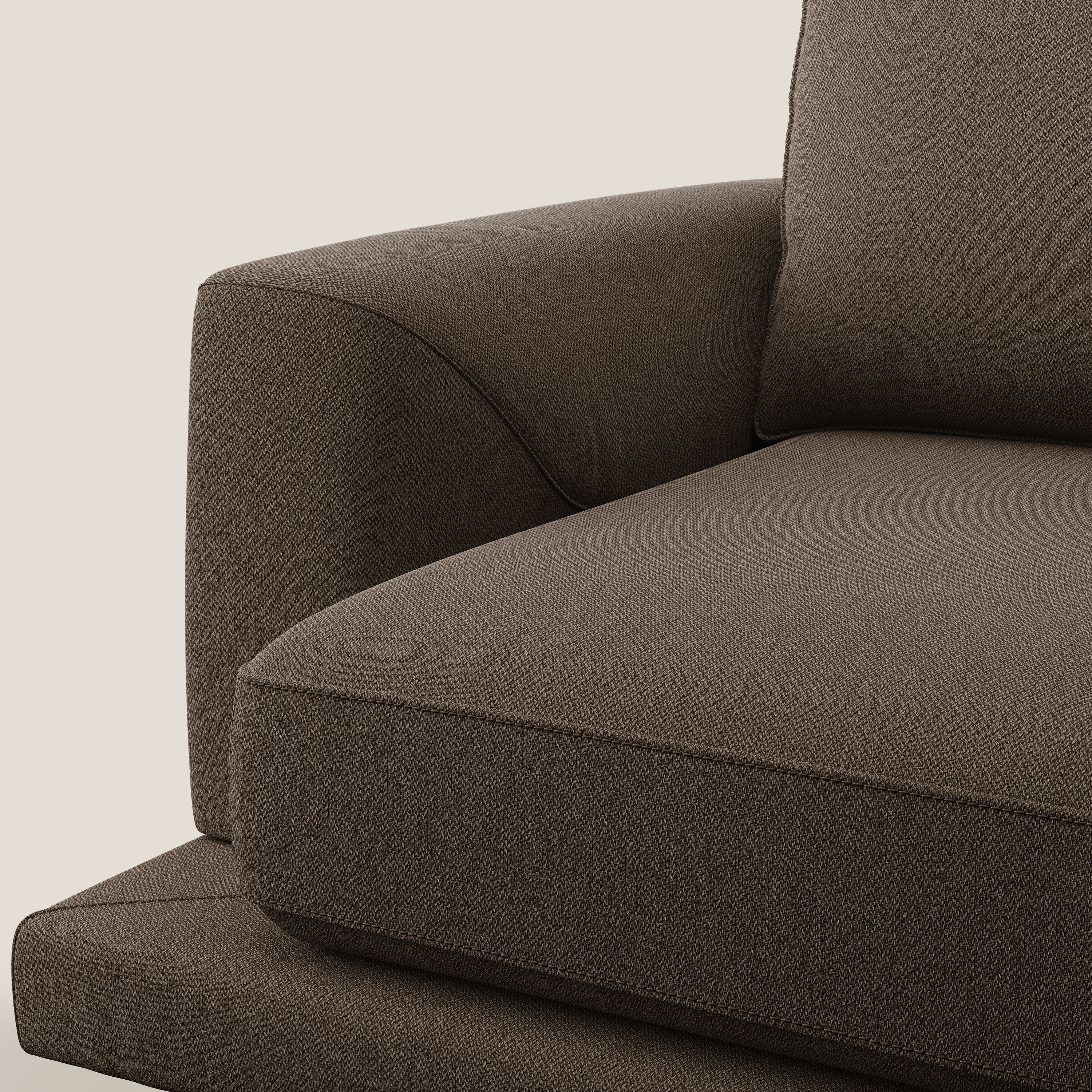 Dorian poltrona moderna in tessuto smacchiabile T05 marrone - divani.store