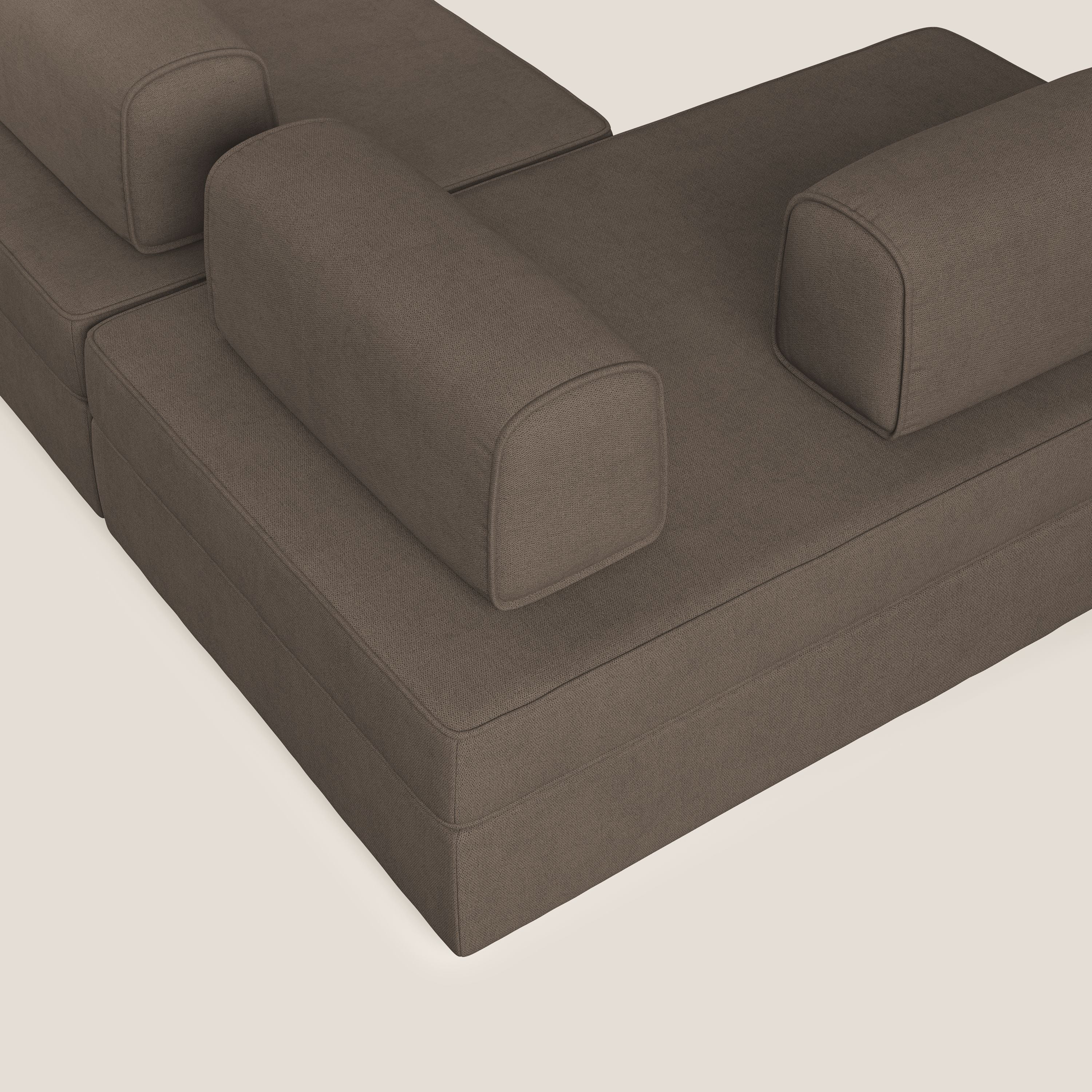 Liberty divano panoramico con pouf estraibile e schienali movibili in tessuto morbido impermeabile T02 marrone - divani.store