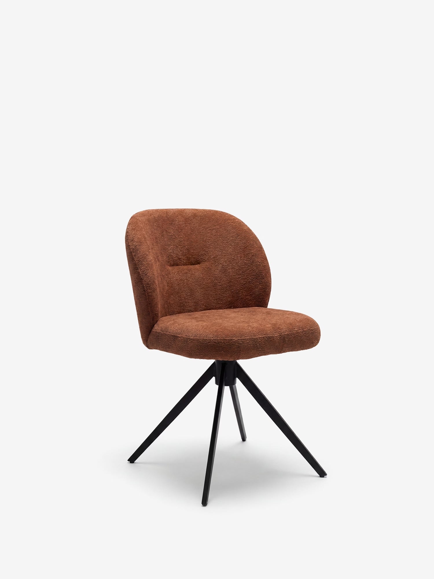La sedia Alba di Divani.Store presenta una seduta e uno schienale curvi, senza braccioli, di colore marrone, realizzati in tessuto effetto cotone certificato OEKO-TEX®, montati su una caratteristica base in metallo nero con quattro gambe angolate che le conferiscono un look contemporaneo.