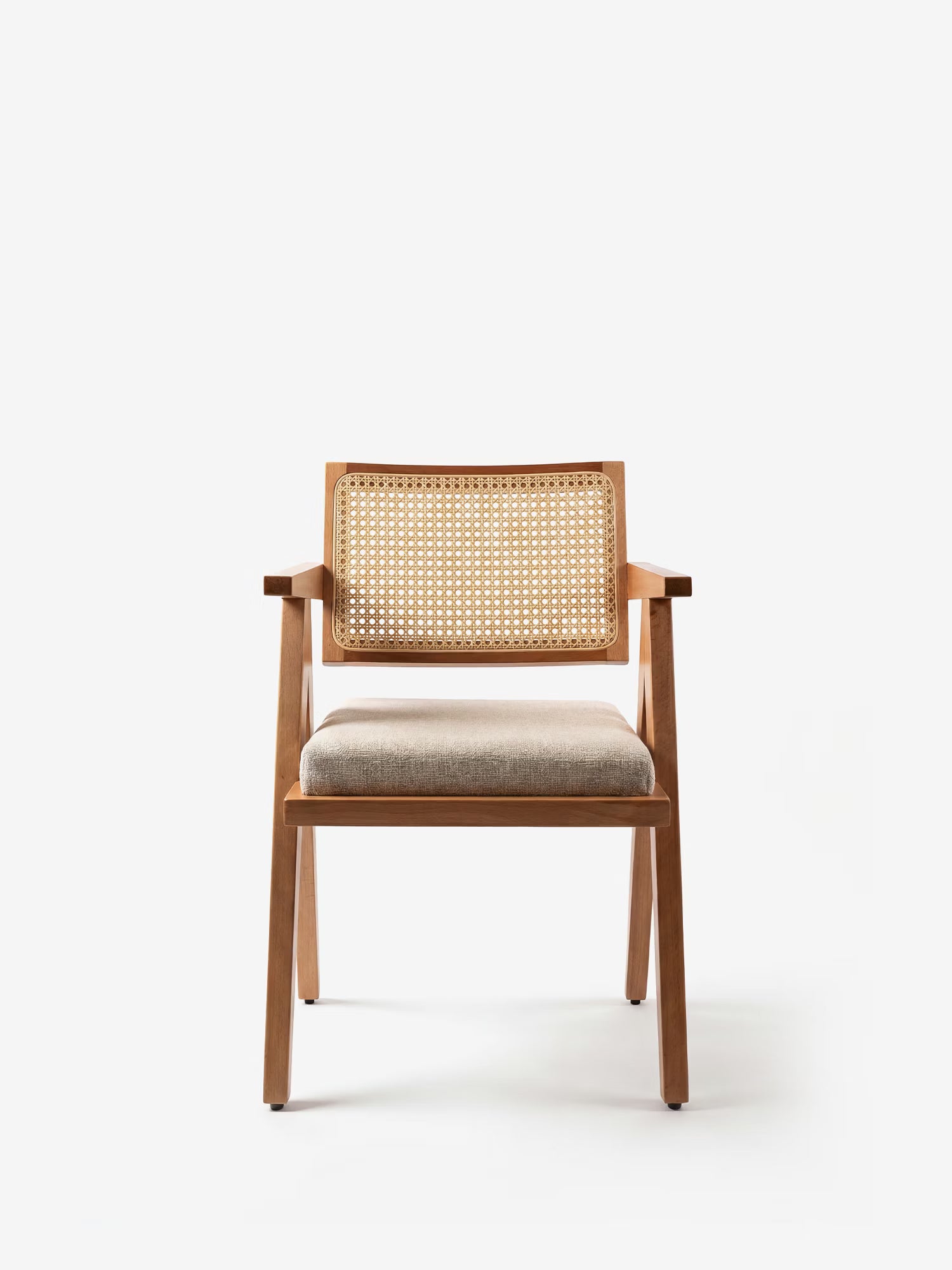 La sedia Antea con braccioli in rovere di Divani.Store presenta gambe angolate in rovere, una finitura marrone chiaro, uno schienale in rattan e una seduta imbottita in tessuto misto cotone di colore grigio chiaro, raffigurata su uno sfondo bianco a tinta unita.