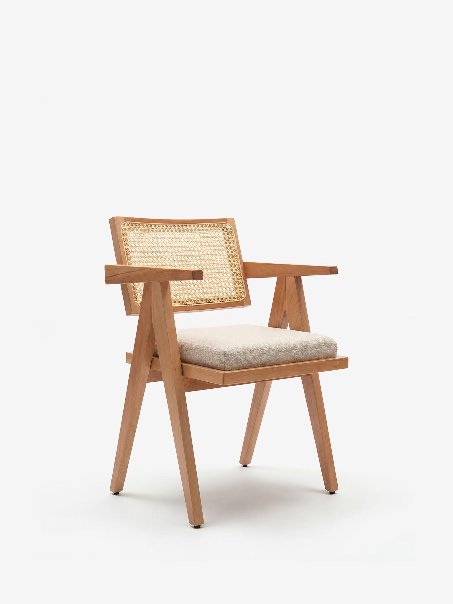 La sedia Antea con braccioli di Divani.Store presenta una struttura in rovere, uno schienale in rattan e una seduta imbottita in misto cotone. Il suo design minimalista risalta su uno sfondo bianco a tinta unita.