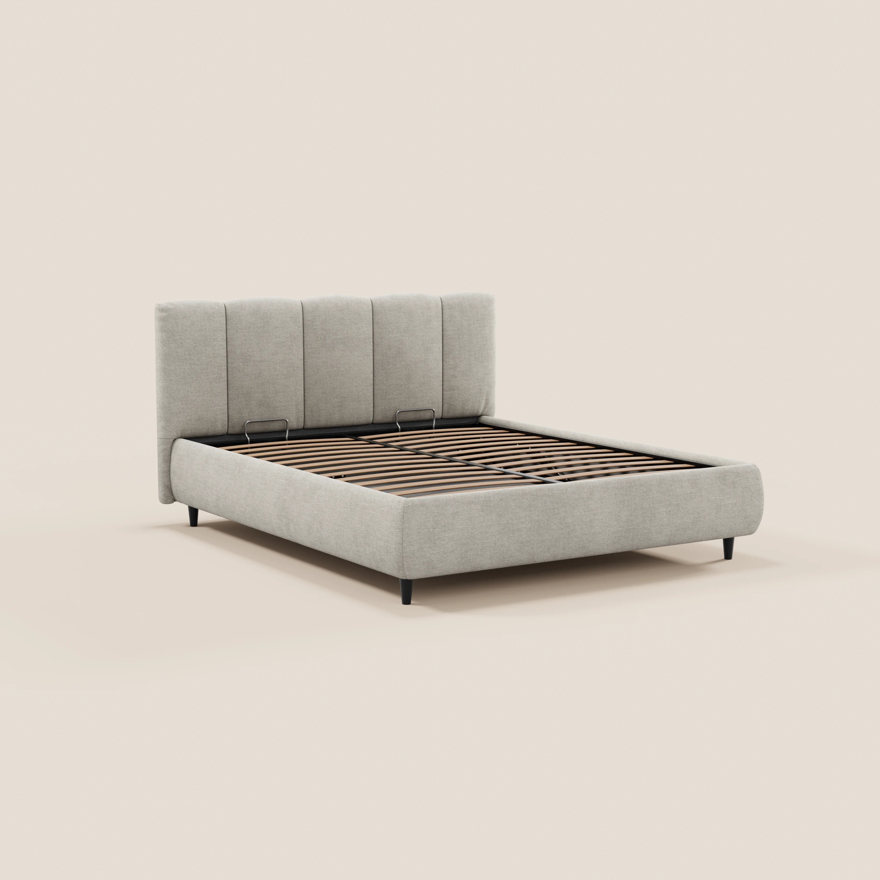 Il letto imbottito ARKAM di Letti.store presenta un design shabby chic con una testiera alta e ricca di dettagli verticali e un tessuto certificato Oeko-Tex®. È dotato di un vano contenitore e di fianchi imbottiti di colore grigio chiaro, che uniscono stile e praticità.