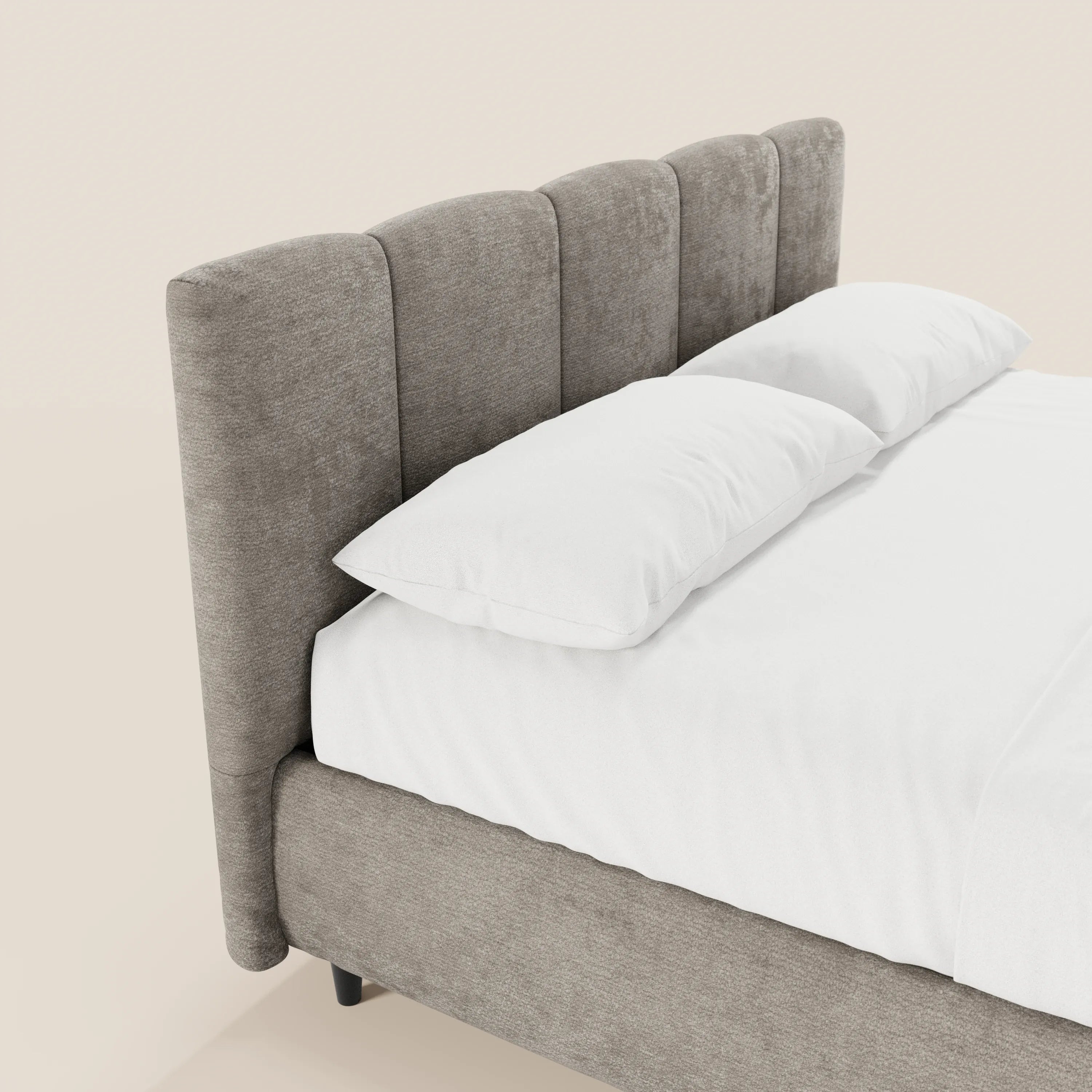 Il letto imbottito ARKAM di Letti.store combina un vano contenitore e una testiera con lavorazione verticale in tessuto certificato Oeko-Tex®, offrendo uno stile shabby chic contemporaneo con eleganti finiture grigie.