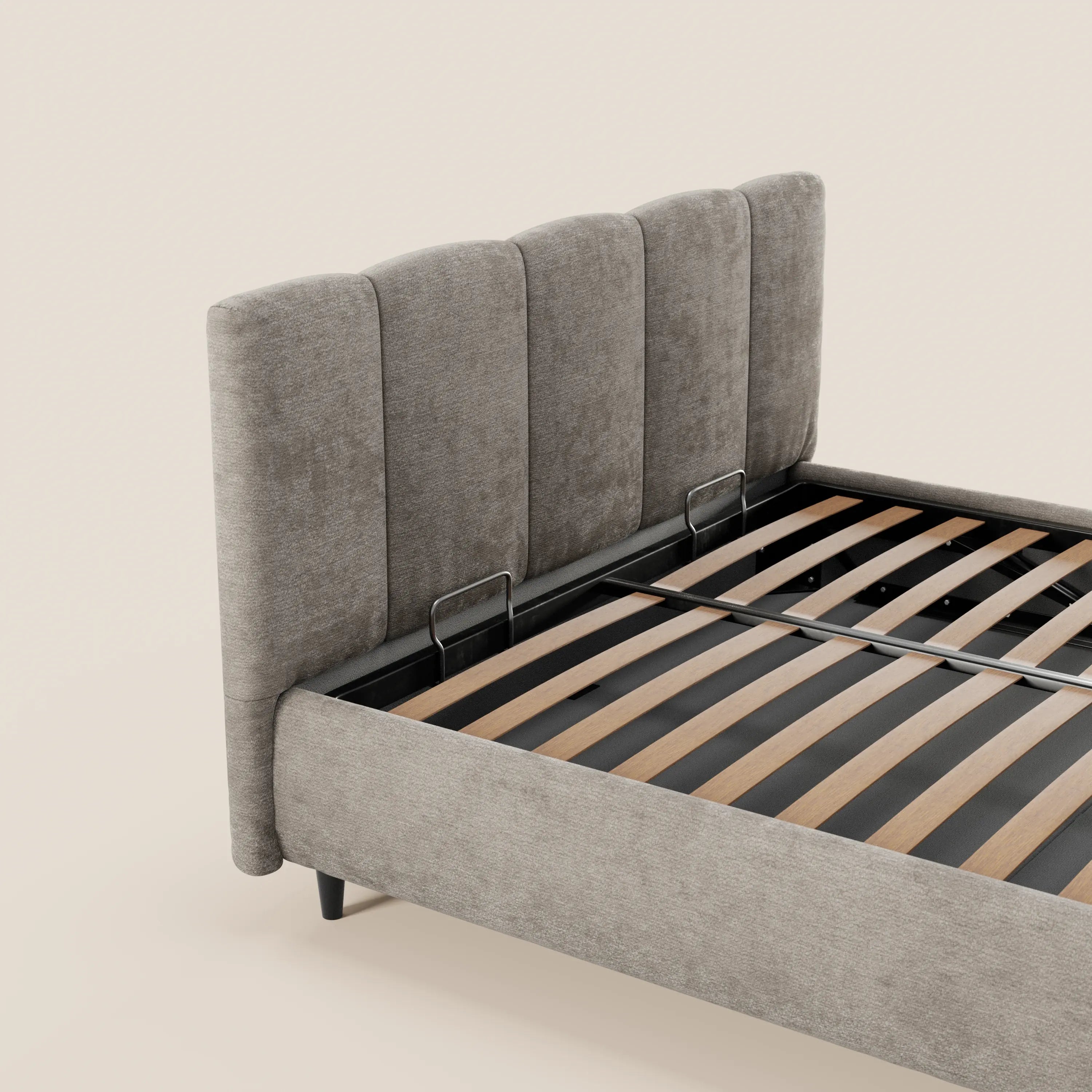 Il letto imbottito ARKAM di Letti.store presenta un design shabby chic con una testiera in tessuto certificato Oeko-Tex® con cuciture verticali e un pratico vano contenitore.