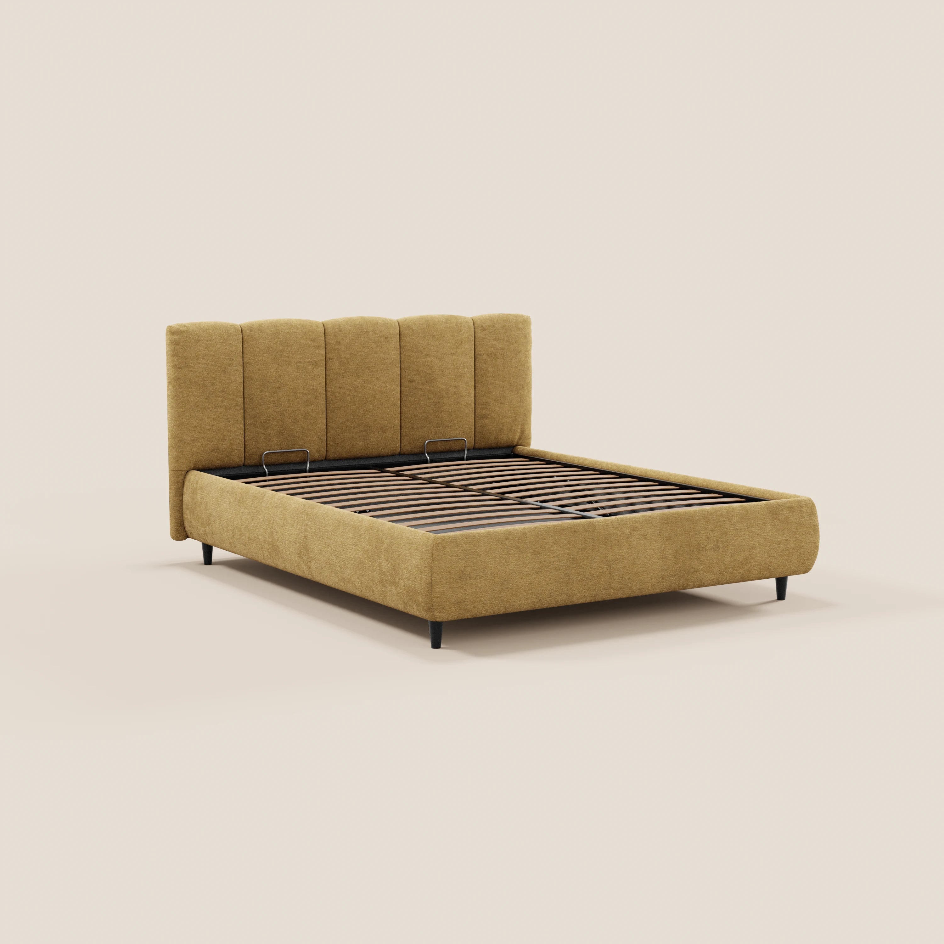 Il letto imbottito ARKAM di Letti.store è dotato di vano contenitore, testiera con lavorazione verticale in tessuto certificato Oeko-Tex® e design shabby chic. È raffigurato su uno sfondo chiaro, vuoto e leggermente inclinato verso destra.