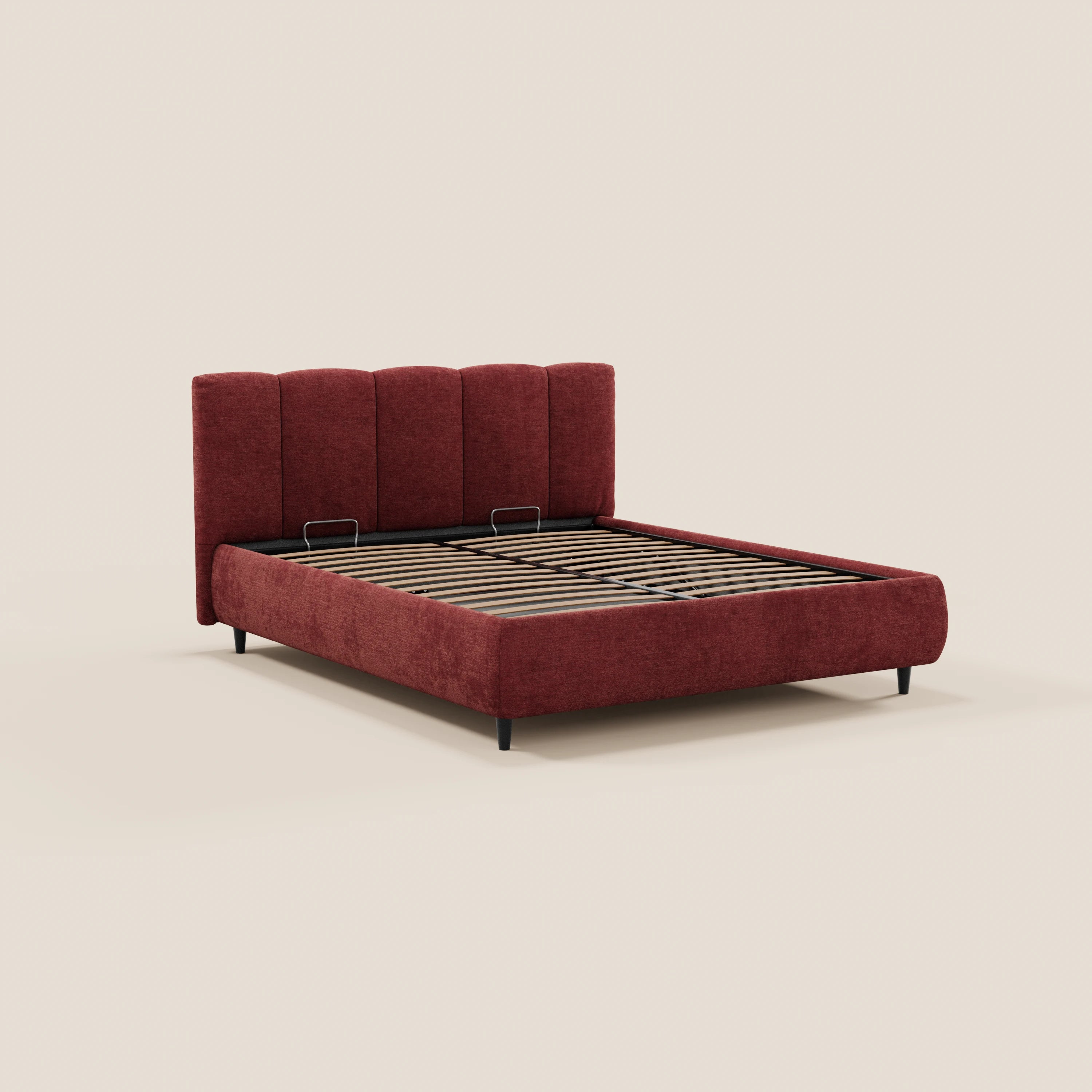 Il letto imbottito ARKAM di Letti.store presenta una testiera alta e imbottita color bordeaux con cuciture verticali, una struttura in tessuto coordinato, gambe corte nere e doghe in legno; nella foto è raffigurato senza materasso su uno sfondo beige chiaro.