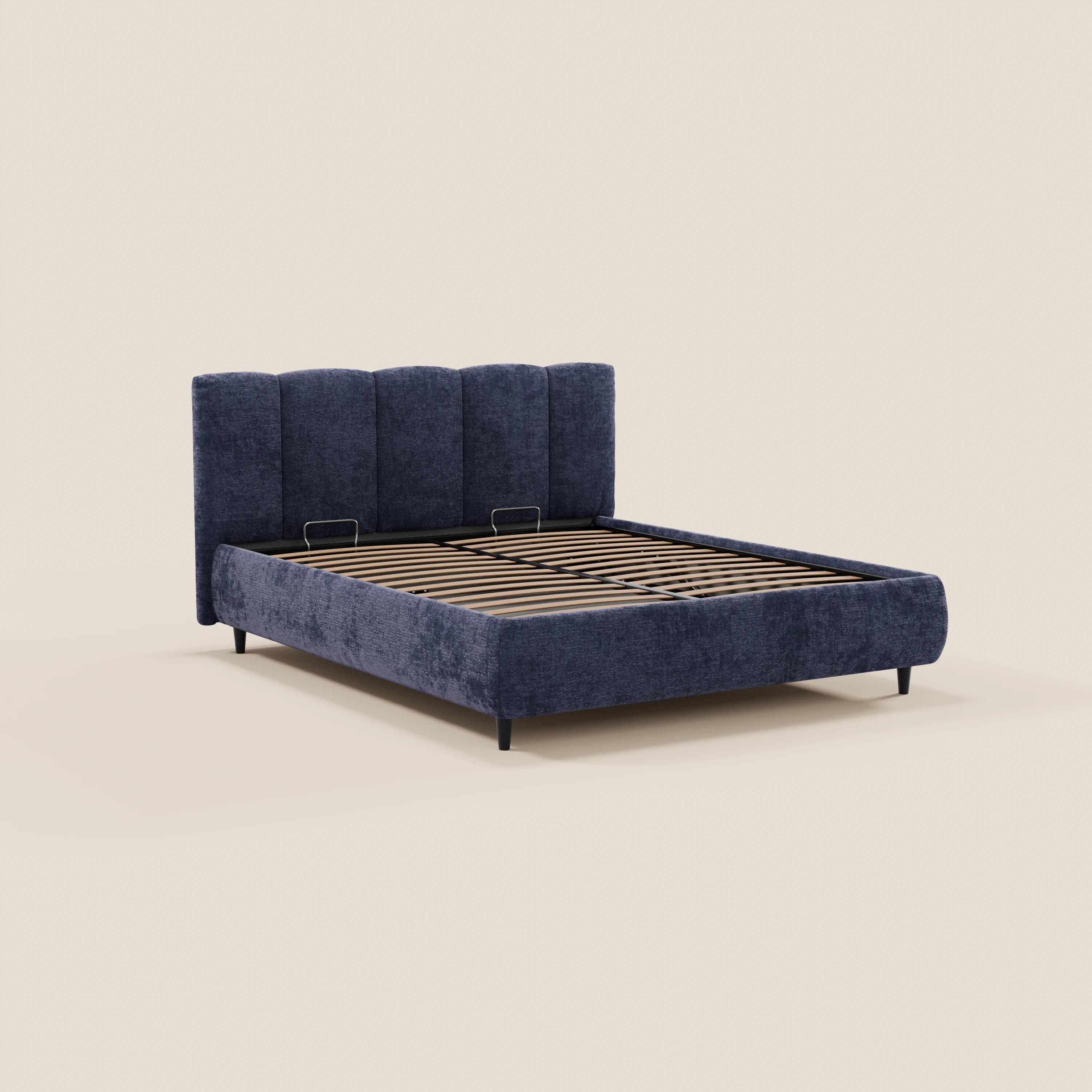 Il letto imbottito ARKAM di Letti.store è un letto in stile shabby chic con testiera e base contenitiva in tessuto con cuciture verticali, certificato Oeko-Tex®, sostenuto da doghe in legno e da gambe corte nere, raffigurato su uno sfondo beige a tinta unita.