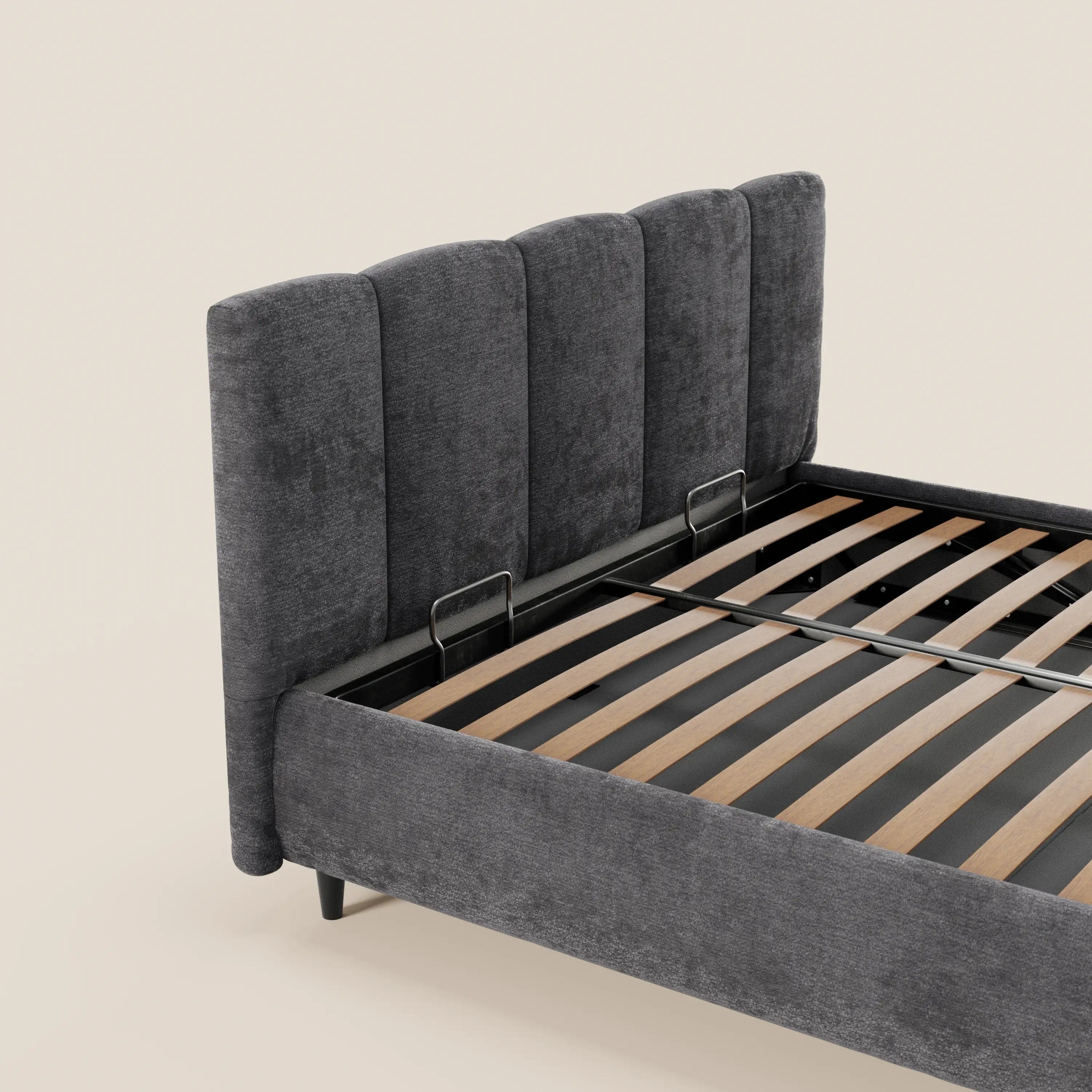 Una vista parziale del letto imbottito ARKAM di Letti.store, caratterizzato da una testiera alta con cuciture verticali in tessuto certificato Oeko-Tex® e da un vano contenitore, raffigurato su uno sfondo beige chiaro.