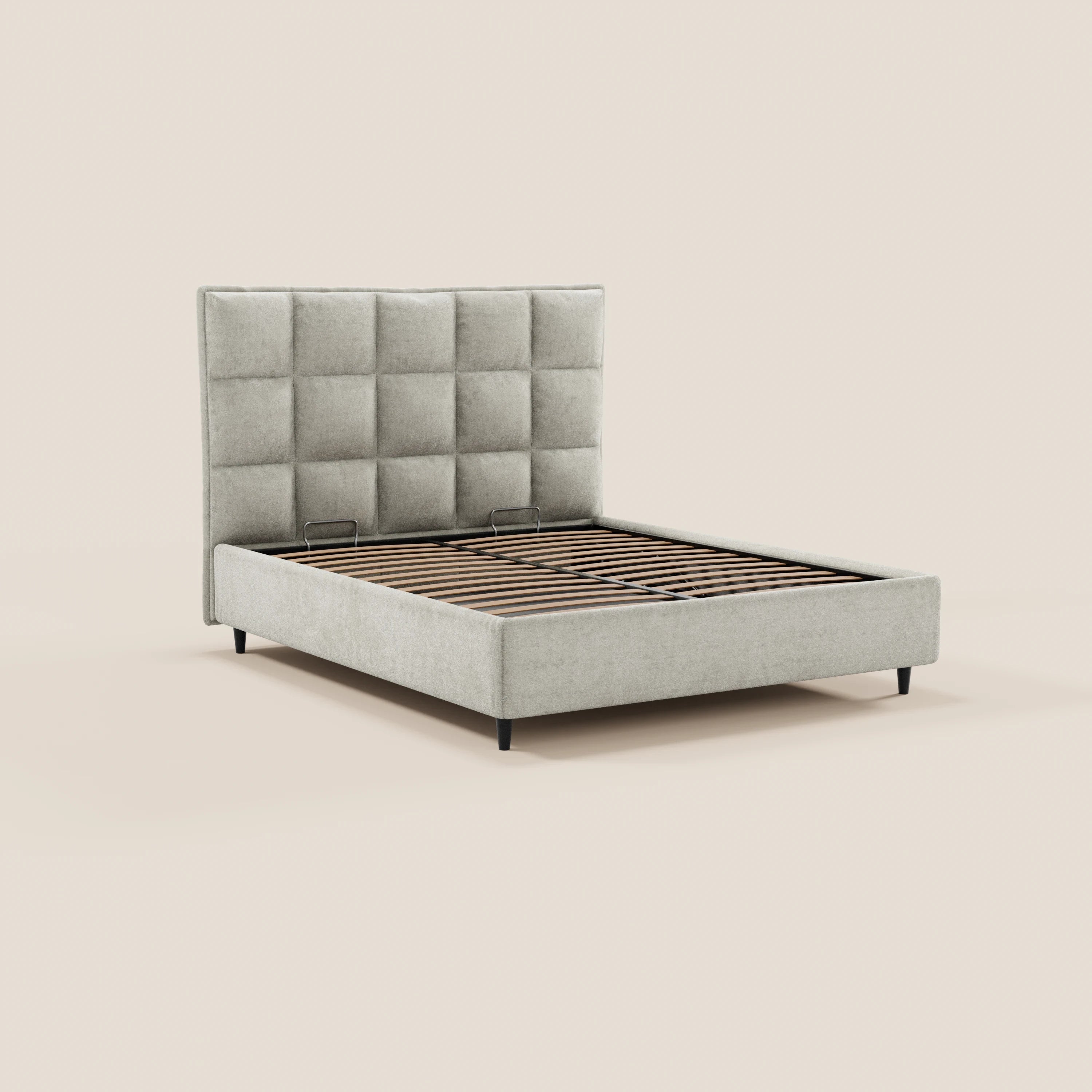 Il letto imbottito AURO con contenitore e testiera alta capitonné in ciniglia Oeko-Tex® di Letti.store presenta una testiera alta capitonné e un rivestimento in tessuto beige chiaro. Le gambe nere e le doghe in legno a vista completano i suoi toni neutri su uno sfondo chiaro.