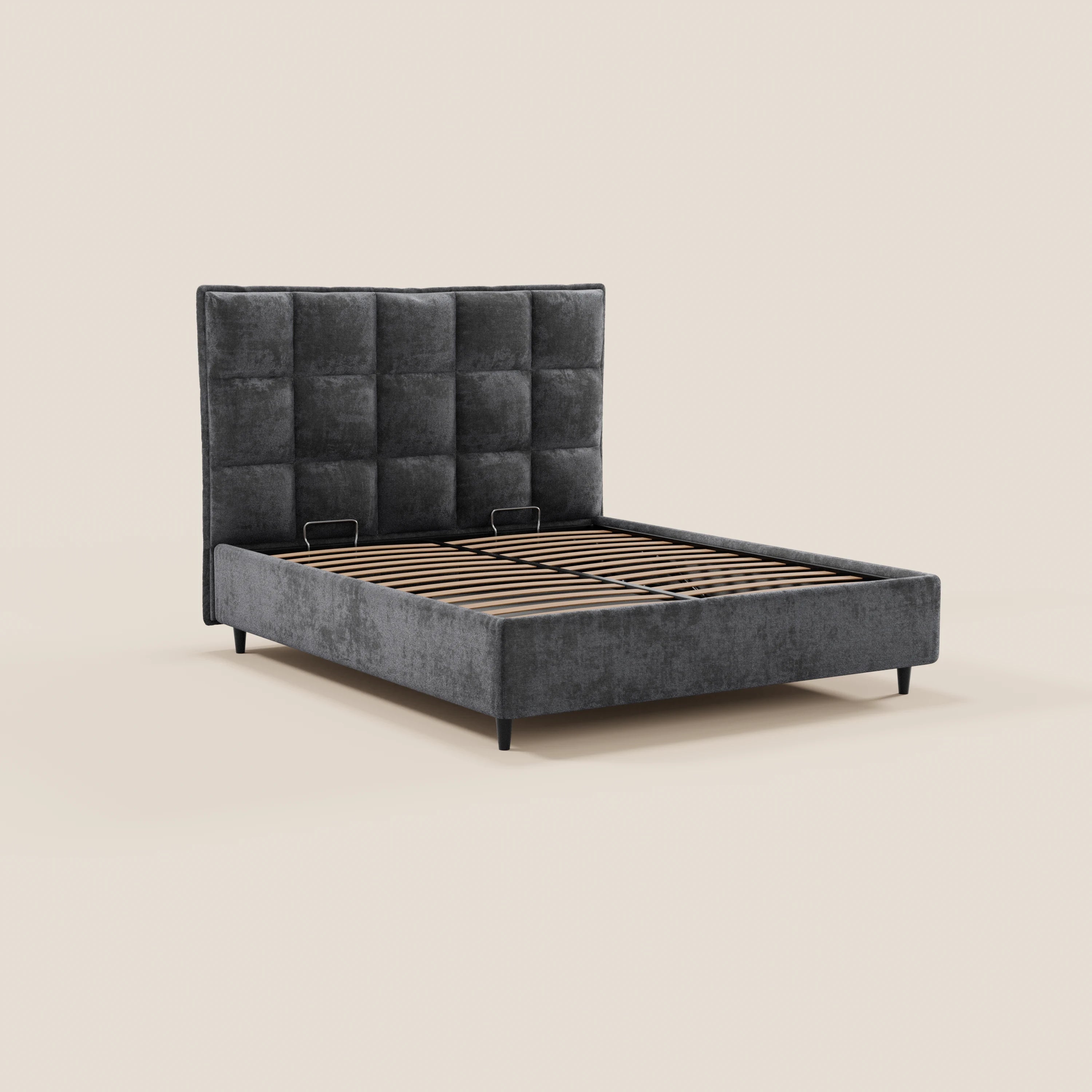 Il letto imbottito AURO di Letti.store presenta una testiera alta, capitonné a quadri, in ciniglia Oeko-Tex® grigio scuro e una struttura coordinata con doghe in legno e sottili gambe nere, raffigurata su uno sfondo beige chiaro. Materasso e biancheria da letto non inclusi.