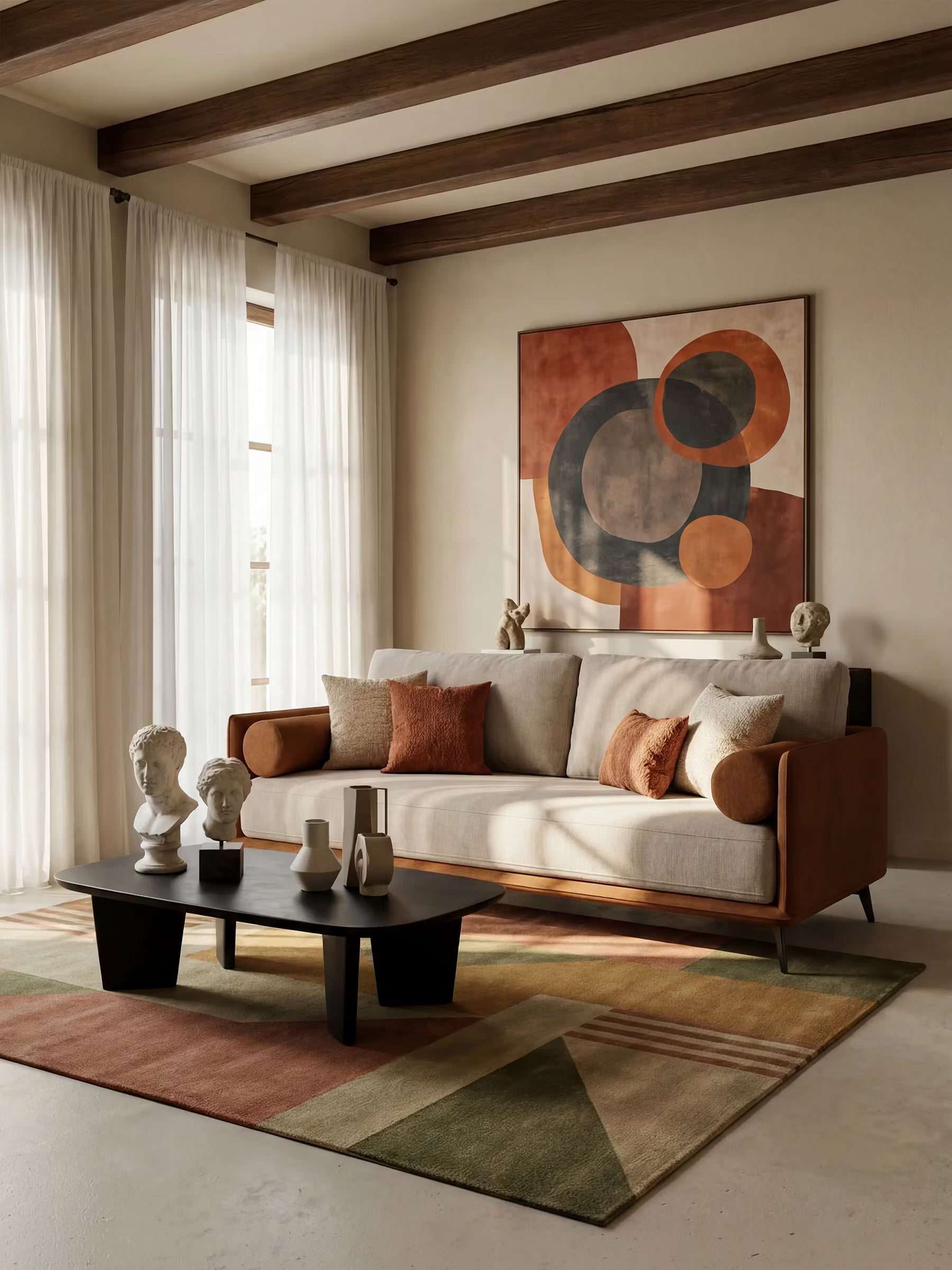 Un divano Basalto a 2 o 3 posti bicolore di Divani.Store, caratterizzato da un posto singolo in tessuto T31 beige antimacchia e braccioli marroni con schienali imbottiti in piuma d’oca, poggia su un tappeto geometrico. Di fronte si trova un tavolino nero adornato da vasi e sculture. Le ampie finestre sono adornate da tende trasparenti, mentre sopra il divano è appesa una grande opera d’arte astratta ricca di cerchi e tonalità calde. Le travi in legno impreziosiscono il soffitto.