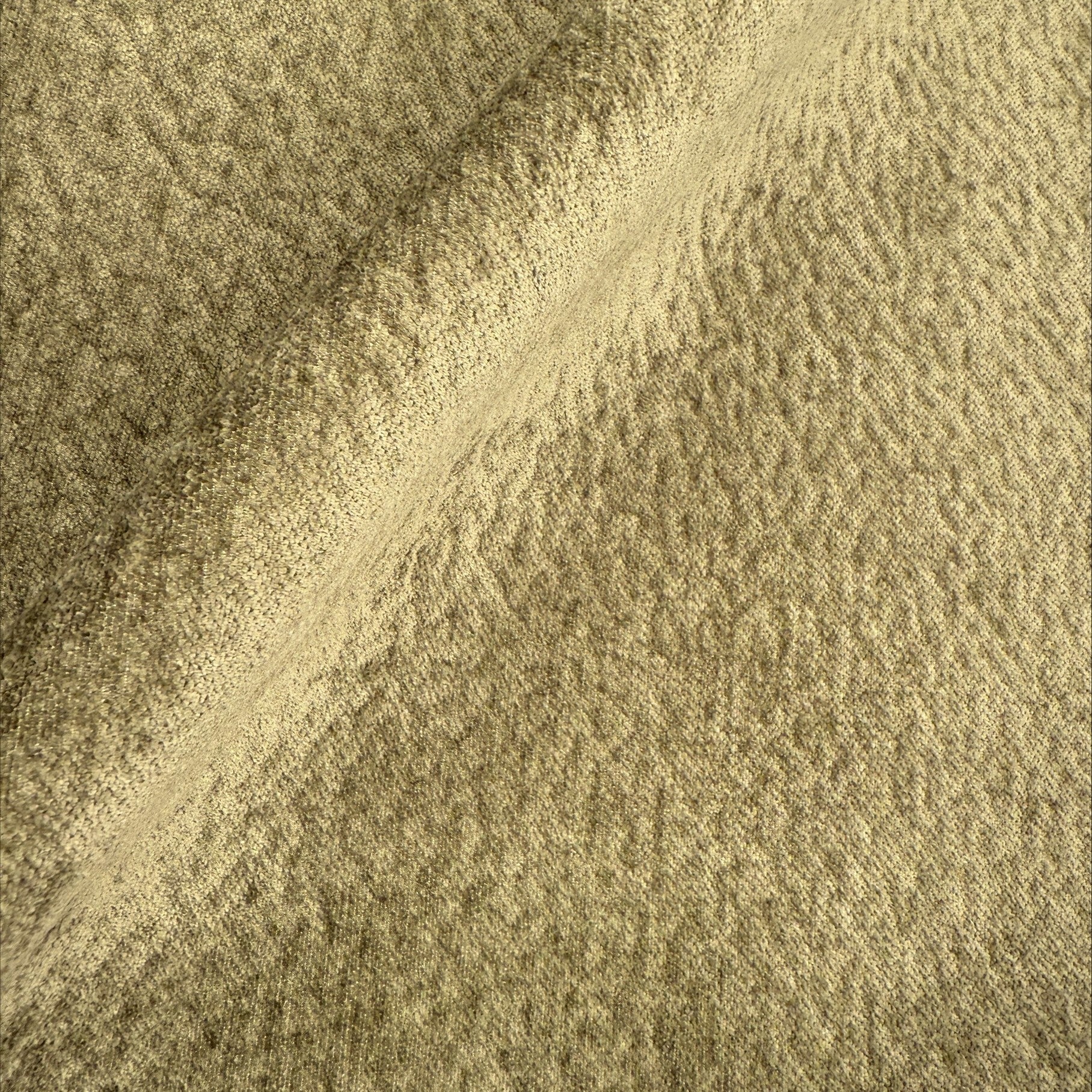 Un primo piano di T27 Brezza di Divani.Store, un tessuto morbido, elegante e antimacchia di colore marrone/beige con una sottile lucentezza, caratterizzato da una piega diagonale e da una superficie strutturata e leggermente sfocata per una sensazione di calore e accoglienza.