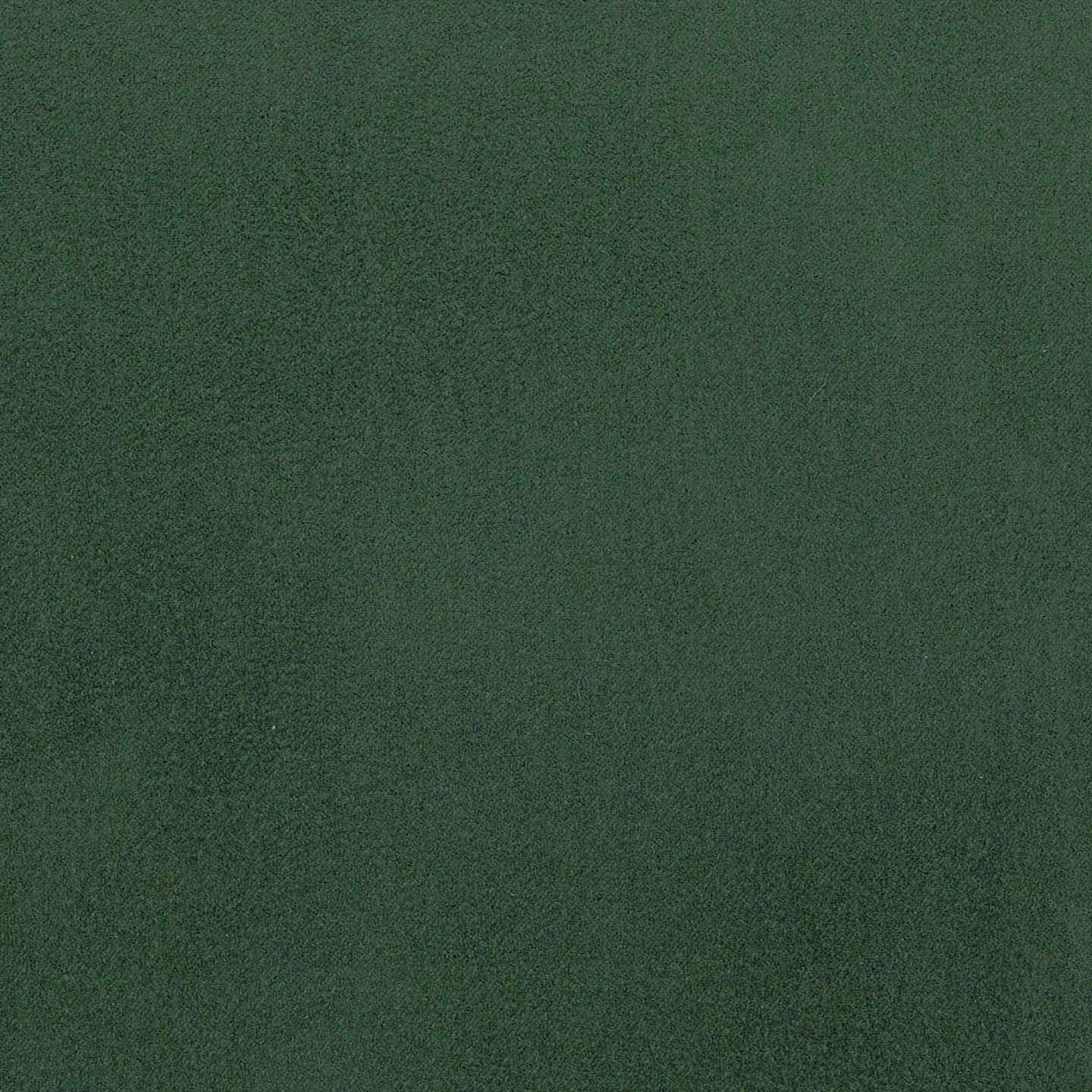 Un primo piano di Eclipse Divano angolare con penisola e schienali traslanti di Divani.Store, di colore verde intenso, rivela la sua texture in microfibra T11, morbida e smacchiabile, con un'illuminazione uniforme che mette in risalto la morbidezza che ricorda quella di un lussuoso rivestimento in pelle scamosciata.