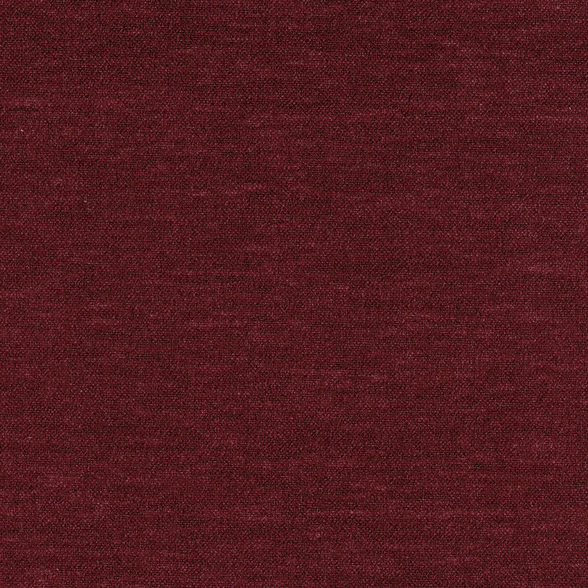 Un primo piano del tessuto T40 BRAGA color bordeaux scuro, elegante, morbido al tatto e antimacchia, con effetto vellutato, caratterizzato da una trama fine e uniforme con una delicata lucentezza opaca e una consistenza morbida e vellutata.