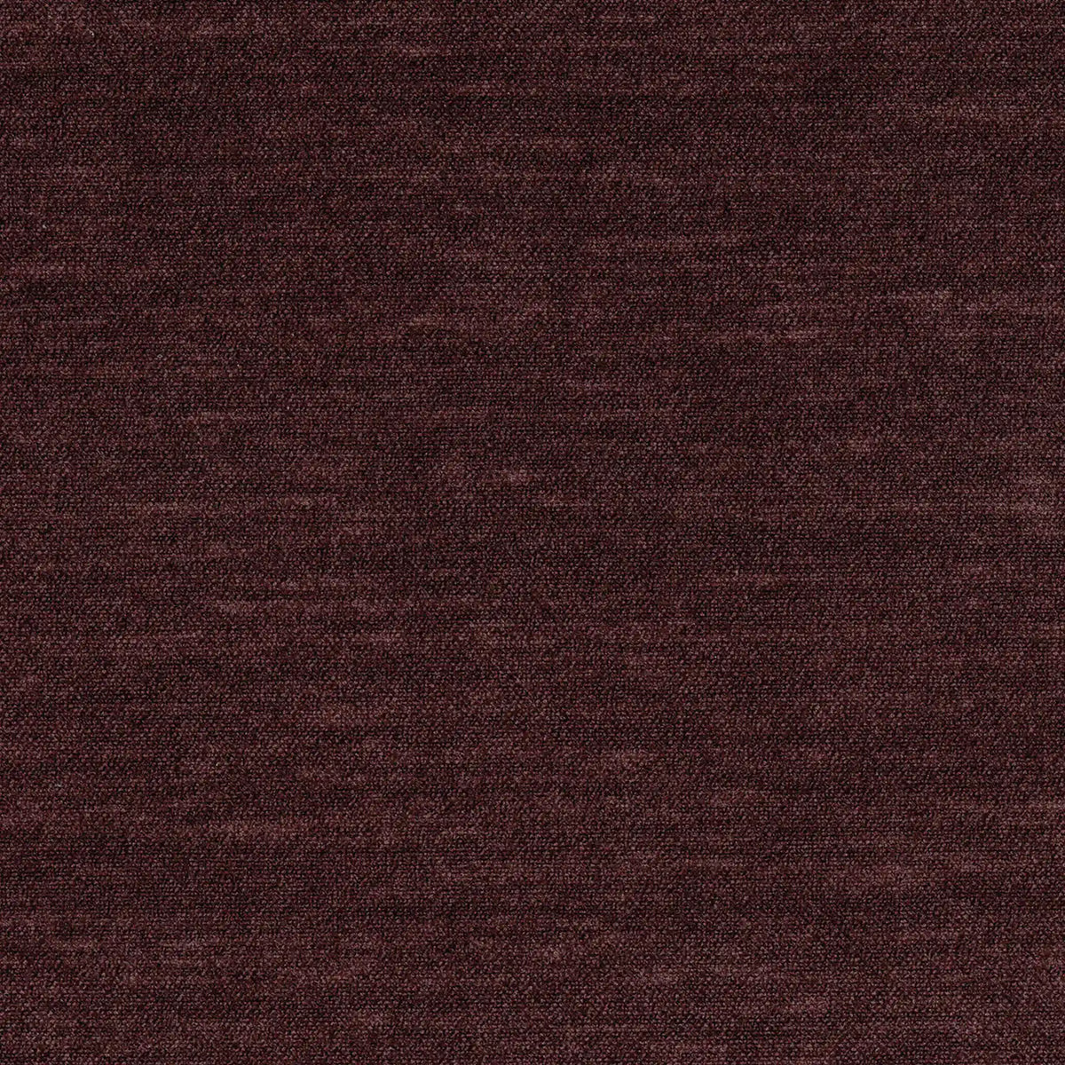 Un primo piano del tessuto T40 BRAGA color bordeaux scuro, elegante, morbido al tatto e antimacchia, con effetto vellutato, caratterizzato da una trama fine e uniforme con una finitura opaca e morbida al tatto e da sottili variazioni nell’intensità del colore.