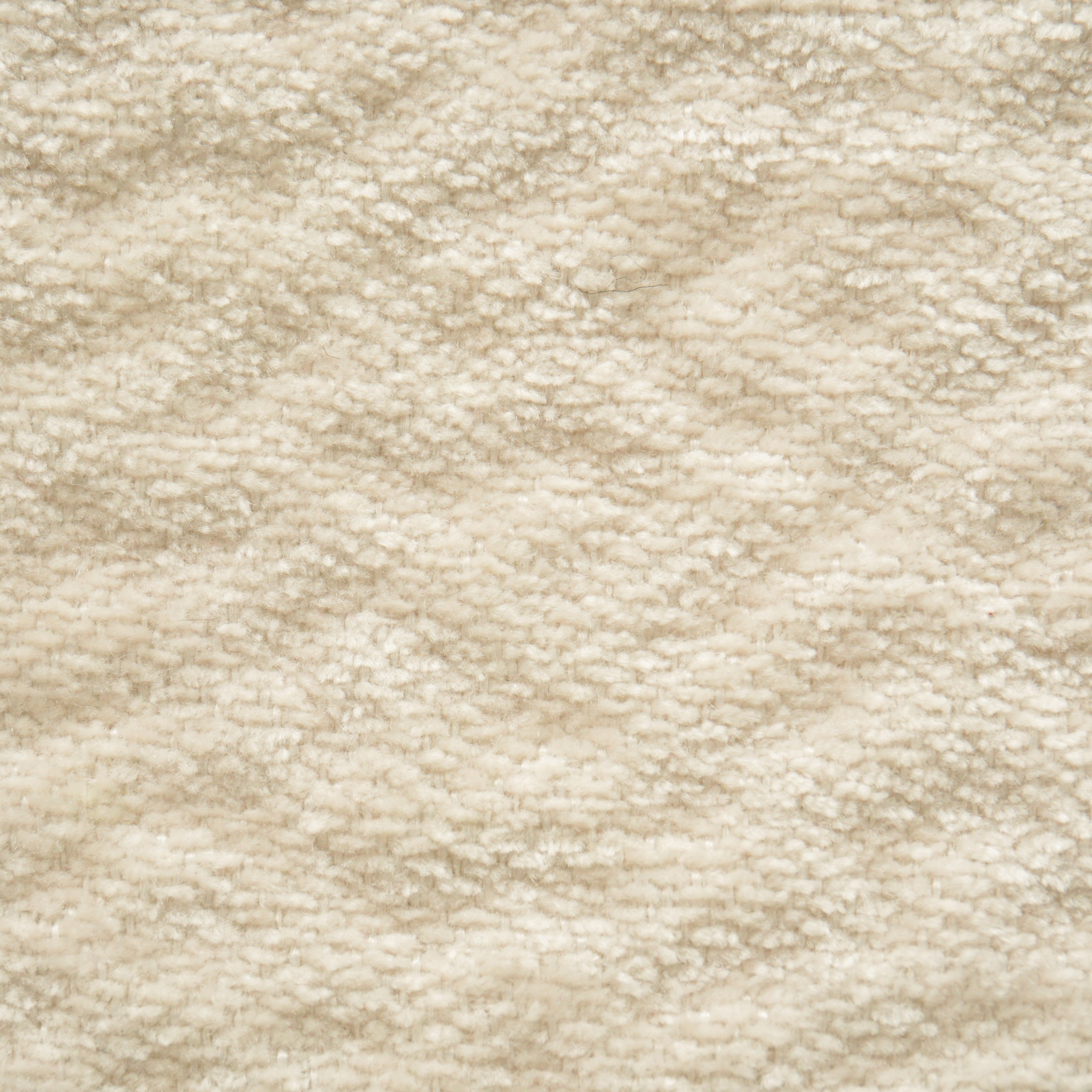 Primo piano di T27 Brezza di Divani.Store, un tessuto beige morbido ed elegante con finitura lucida e trattamento antimacchia. Prodotto in Italia, le sue fibre corte e dense e le sfumature sottili creano profondità e un aspetto accogliente e invitante.
