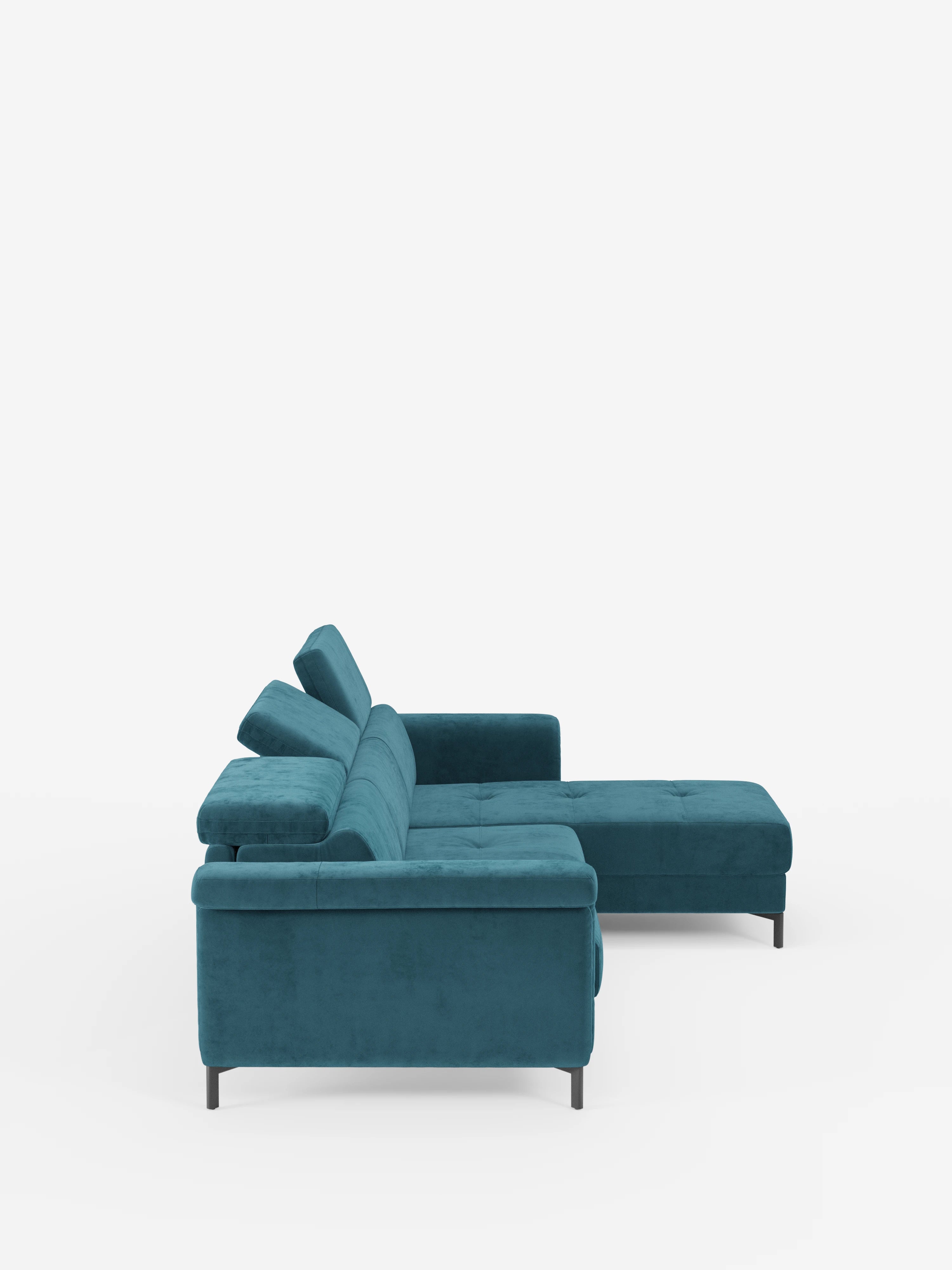 Il divano letto angolare Capri con penisola contenitore e poggiatesta reclinabili di Divani.Store è ripreso di profilo su uno sfondo bianco. Questo elegante divano componibile blu verde acqua è dotato di tre cuscini dello schienale, braccioli angolati, poggiatesta regolabili, eleganti gambe nere e una chaise longue integrata sulla destra, che lo rendono simile a un raffinato divano letto con penisola. Rivestito in morbido tessuto T30 resistente alle macchie, dona comfort e raffinatezza a qualsiasi ambiente.