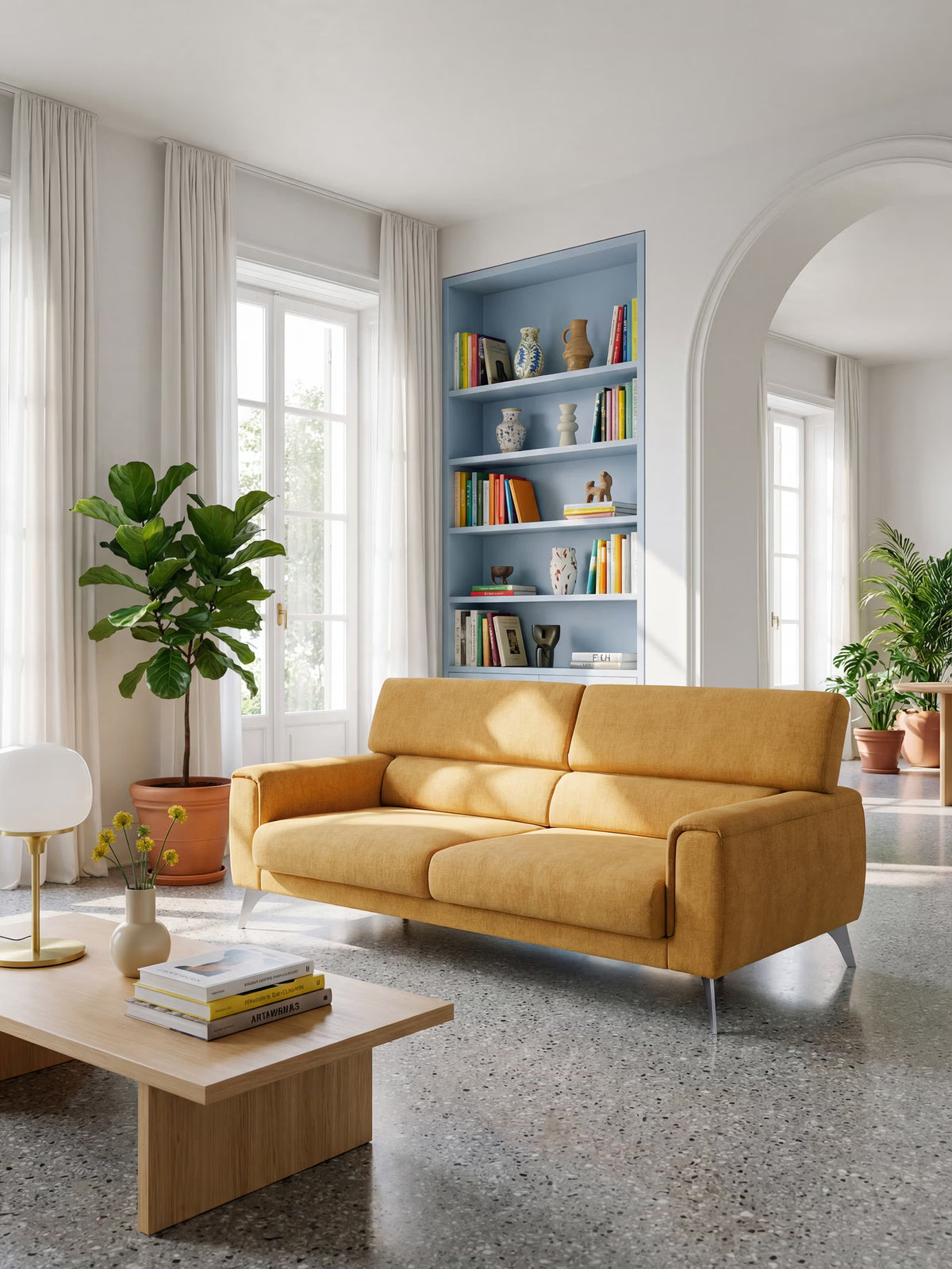 Un luminoso soggiorno arredato con il divano Caravaggio a 2 e 3 posti, dotato di sedute allungabili e poggiatesta reclinabili, rivestito nell’elegante tessuto smacchiabile T31 di Divani.Store in giallo senape, abbinato a un tavolino in legno. Ampie finestre adornate da tende bianche, piante verdi in vasi di terracotta e una mensola a muro che espone libri e oggetti in ceramica, incastonata in un angolo blu, completano lo spazio. La luce del sole filtra dall’esterno, illuminando l’arredamento moderno ed