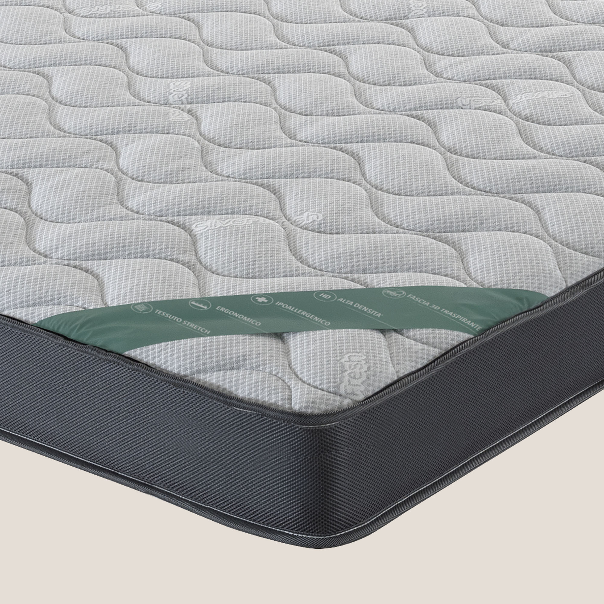 Primo piano di Comfort+ H18 cm di Divani.Store: materasso ad alta densità, anallergico e traspirante per divani letto. Presenta una superficie trapuntata grigio chiaro con motivo ondulato, etichetta verde e pannello laterale grigio scuro.