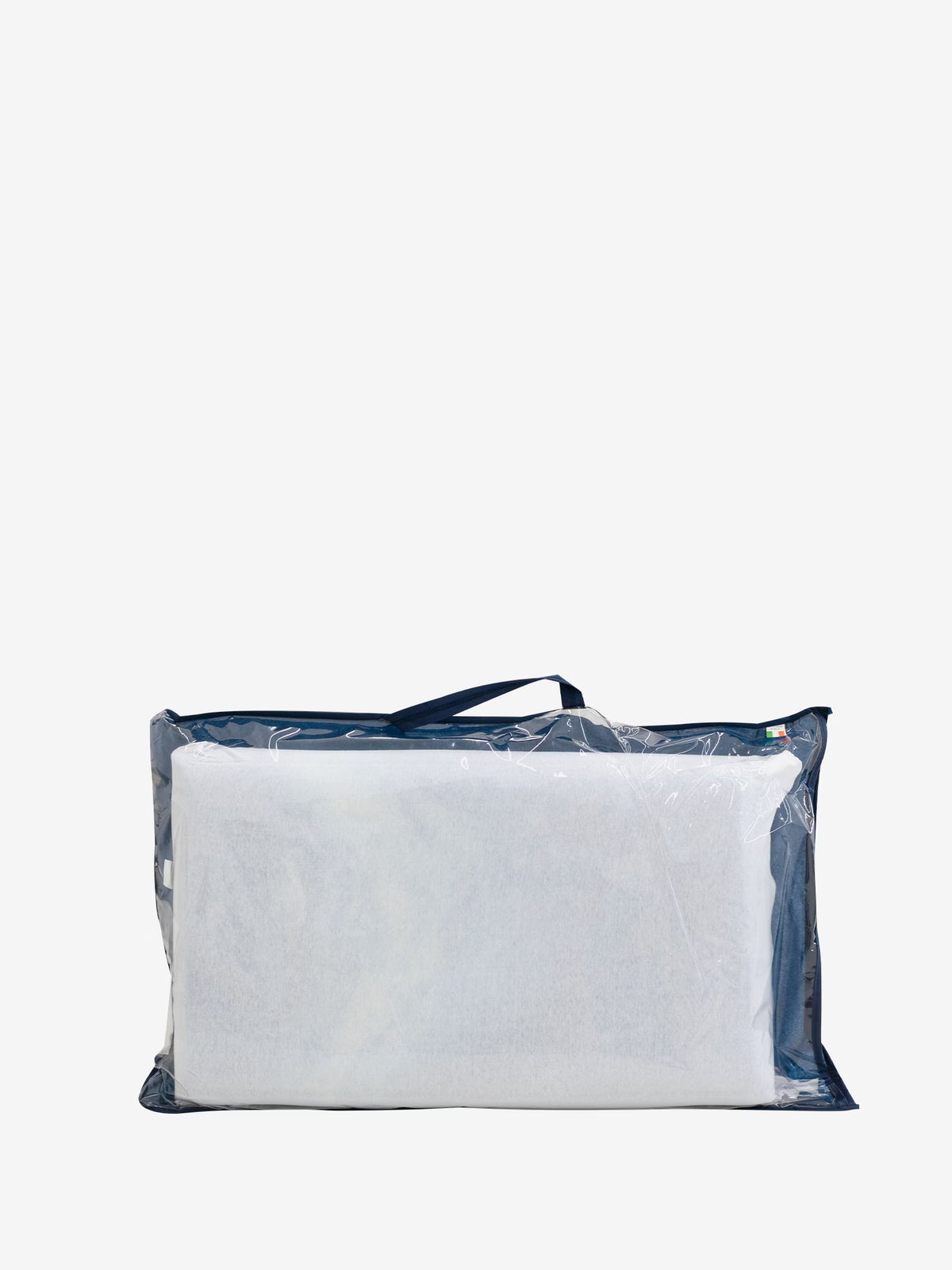 AERION-BREEZE – Cuscino in Memory Gel rinfrescante e termoregolatore di Divani.Store è un cuscino rettangolare bianco, confezionato in un sacchetto di plastica trasparente con cerniera e maniglia blu scuro, su sfondo bianco a tinta unita. Progettato per garantire un supporto cervicale ottimale, questo cuscino è dotato della tecnologia Polygel per offrire un comfort superiore e una sensazione di freschezza per tutta la notte.