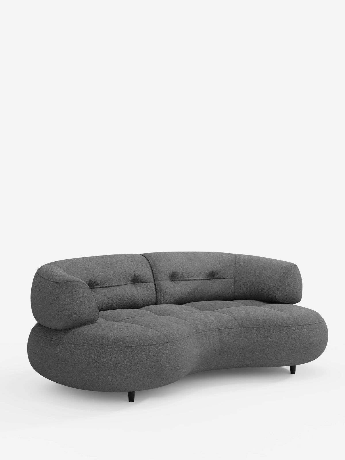 Un divano curvo a forma di fagiolo a 3 posti con schienali traslanti, rivestito in morbido tessuto effetto cotone smacchiabile T33 color grigio scuro, caratterizzato da un profilo basso, dettagli trapuntati e piccole gambe minimaliste di colore scuro.